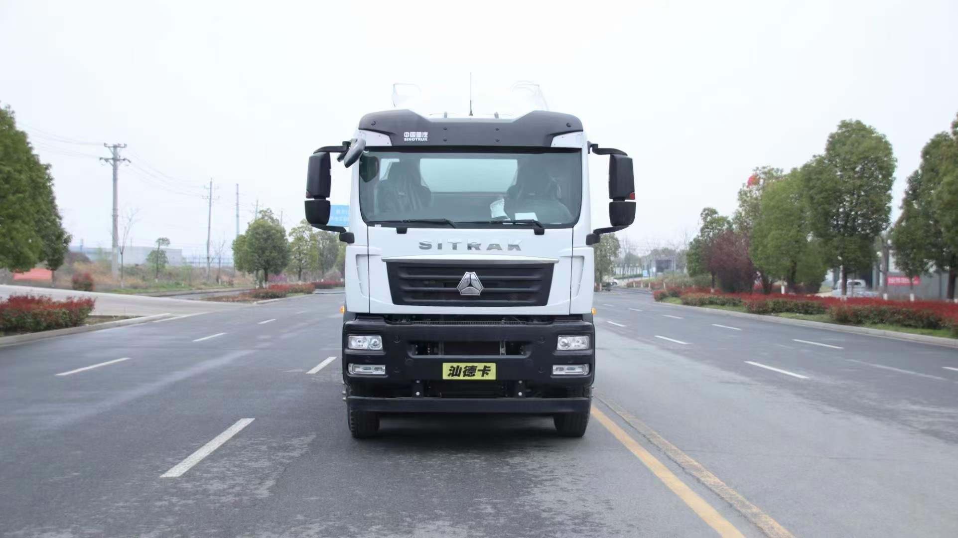 重汽汕德卡前四后八粉粒物料运输车现车，容积30立方