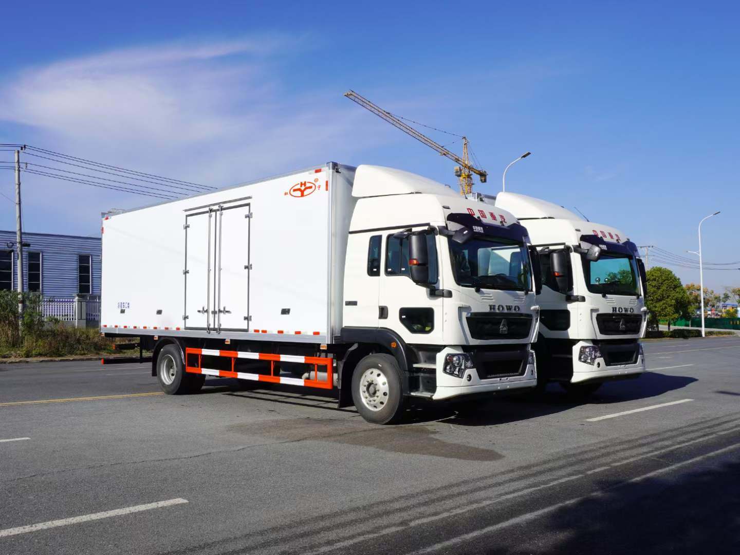 重汽豪沃高顶双卧冷藏车(国六)价格