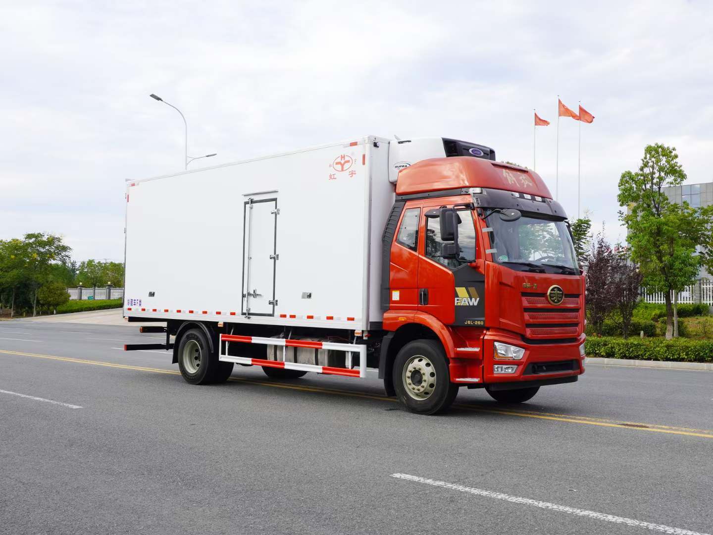 解放J6L尊享版高顶双卧冷藏车价格