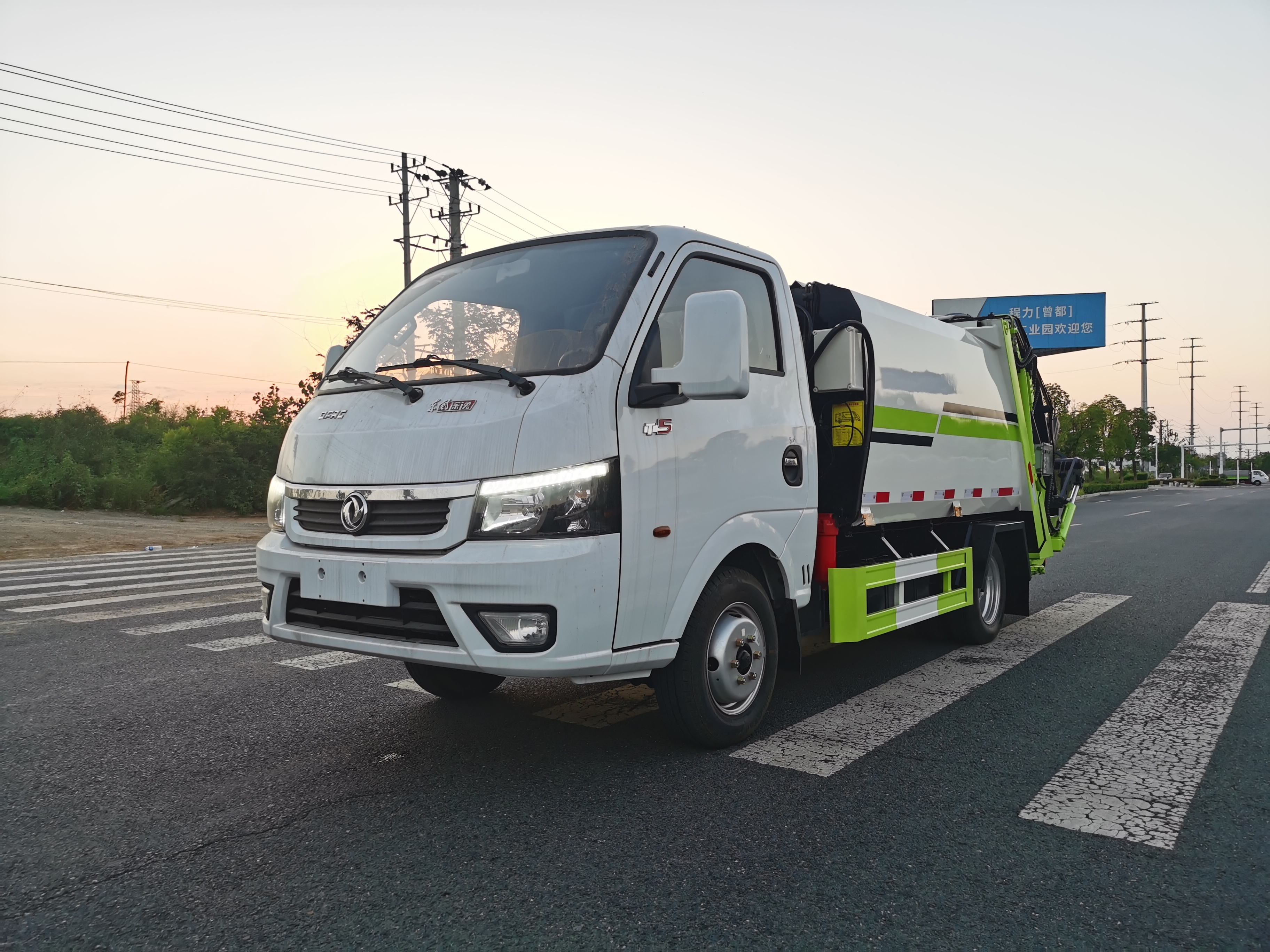 东风途逸压缩垃圾车（蓝牌不超重）
