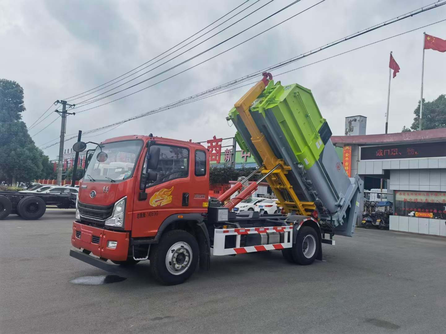 爆款推荐重汽豪曼3900轴距，建筑勾臂垃圾车