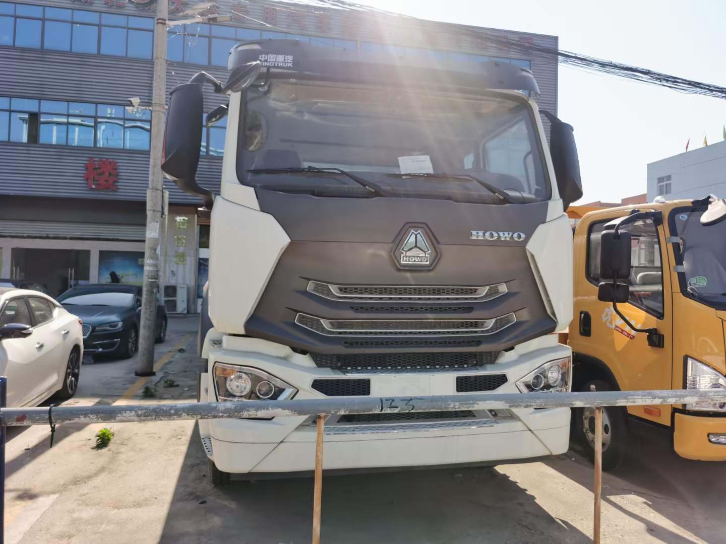 重汽豪沃宽体宽卧13方洒水车价格