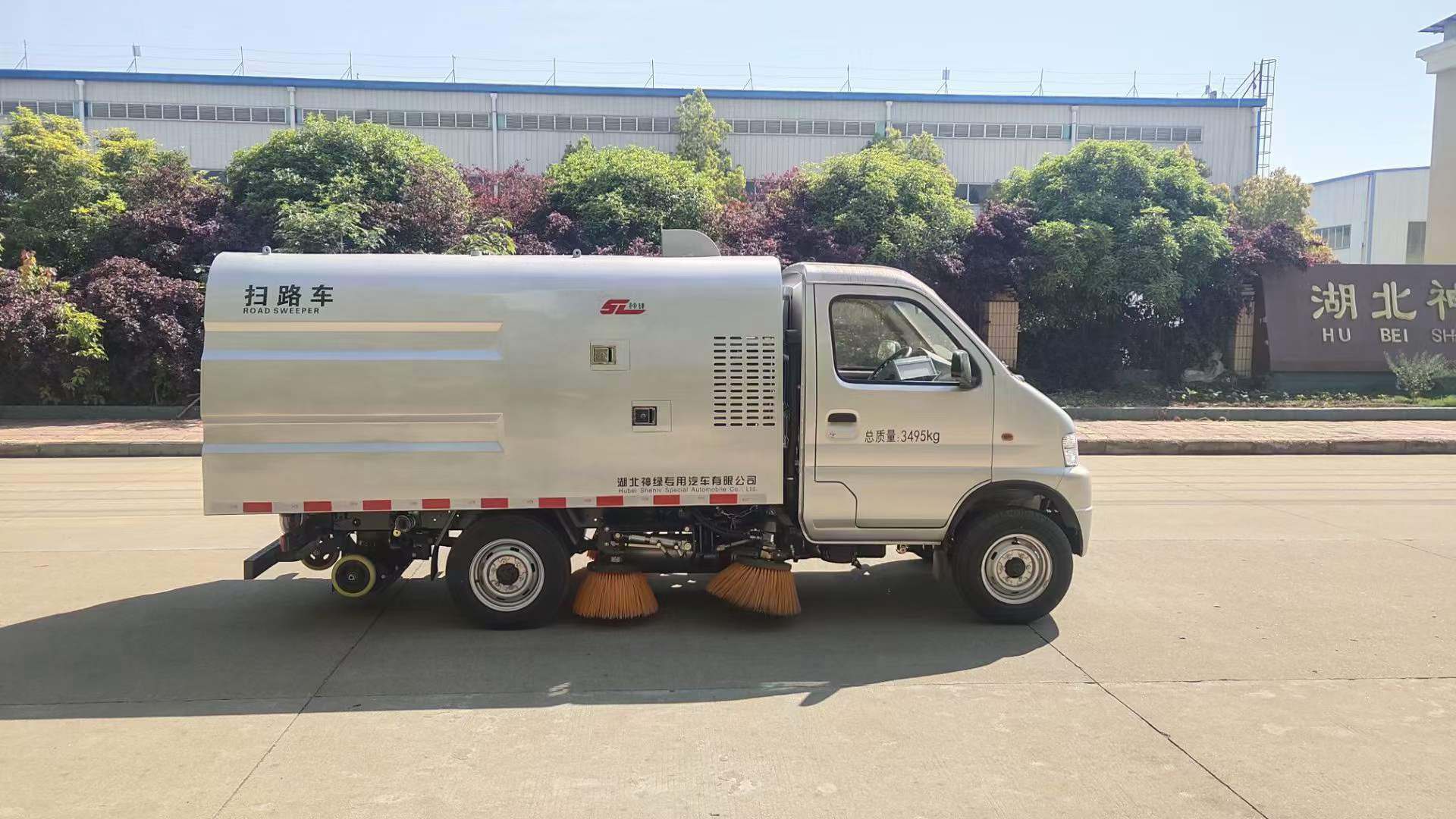 东风小扫路车，最小的蓝牌扫路车，可进地下室