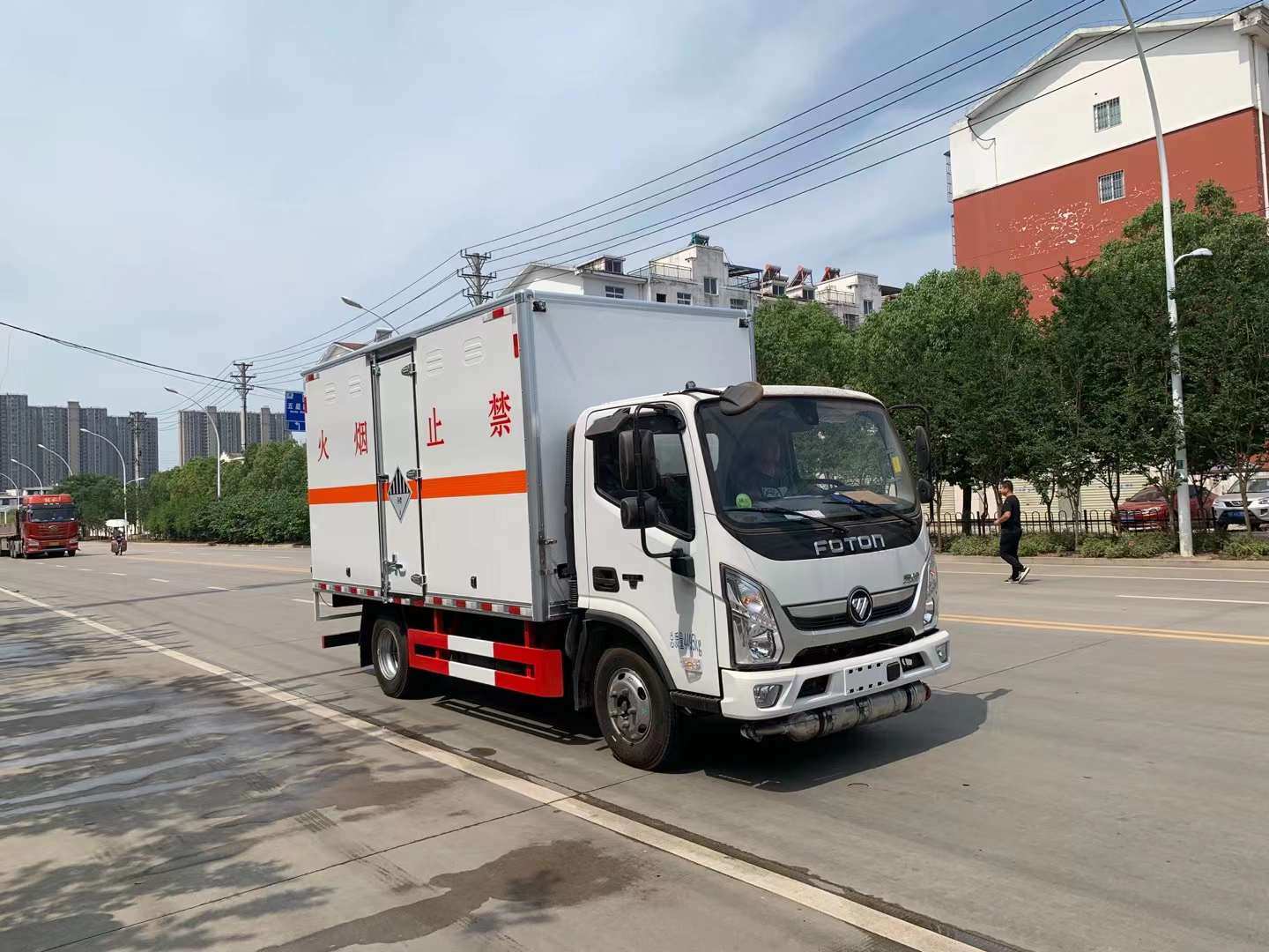 奥铃捷运蓝牌危险品厢式车多少钱