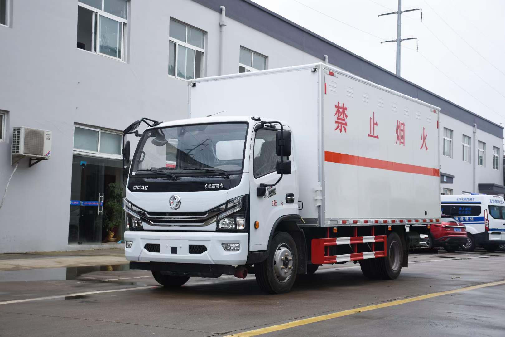 5.2米黄牌畅销版危险品厢式车—东风多利卡价格