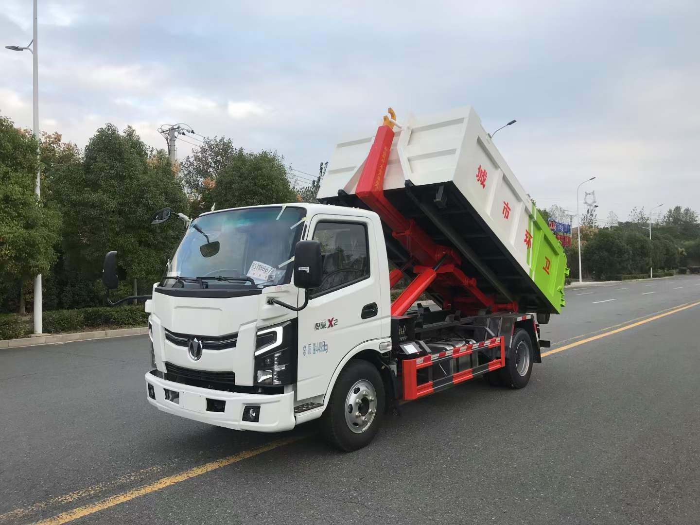 奥驰钩臂垃圾车 整车高度2.18米可进地下室
