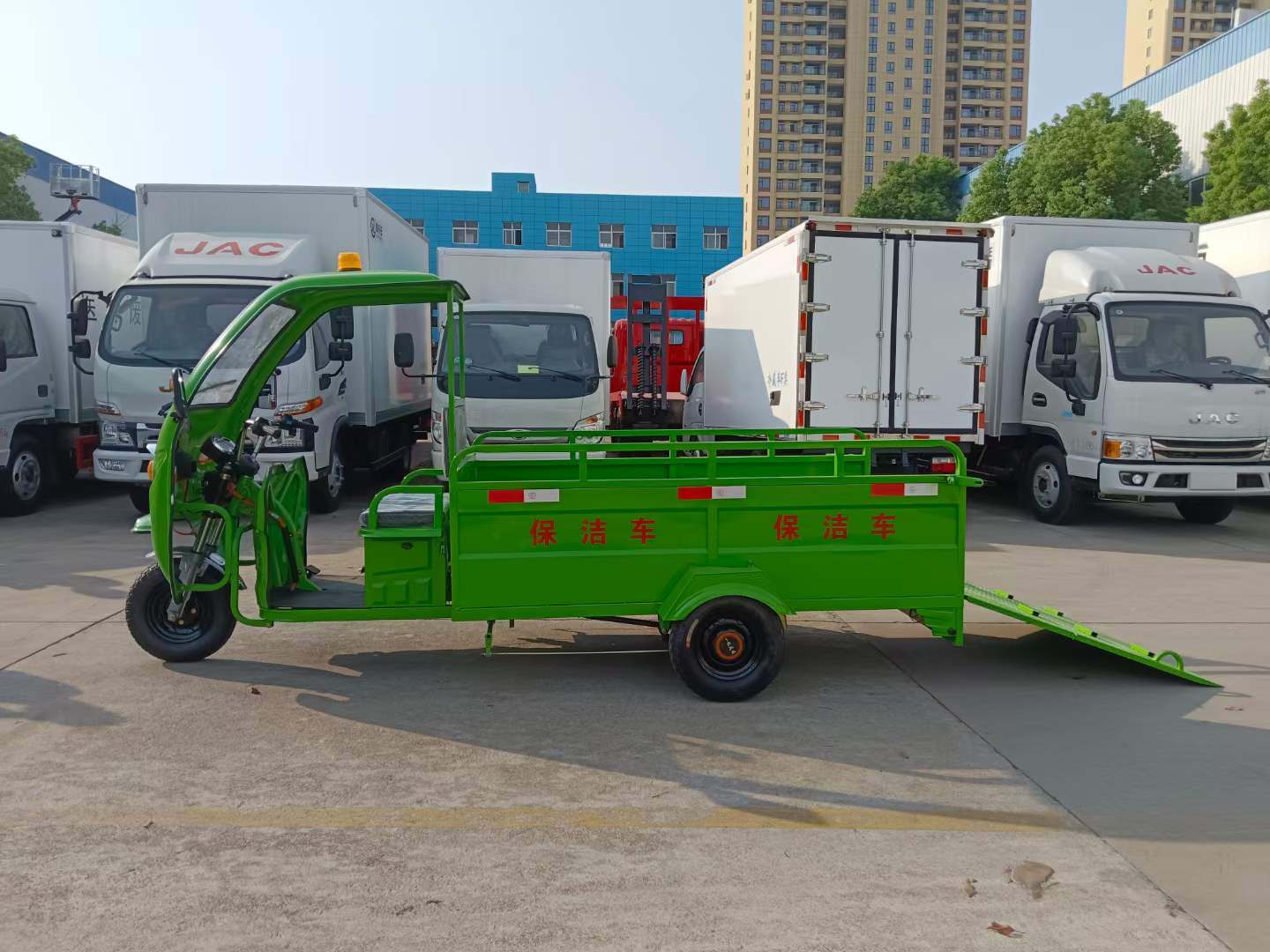 电动三轮6桶垃圾清运车