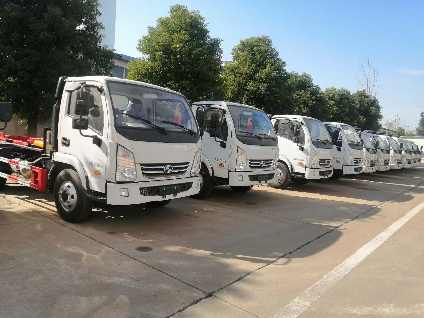 跃进蓝牌勾臂式垃圾车
