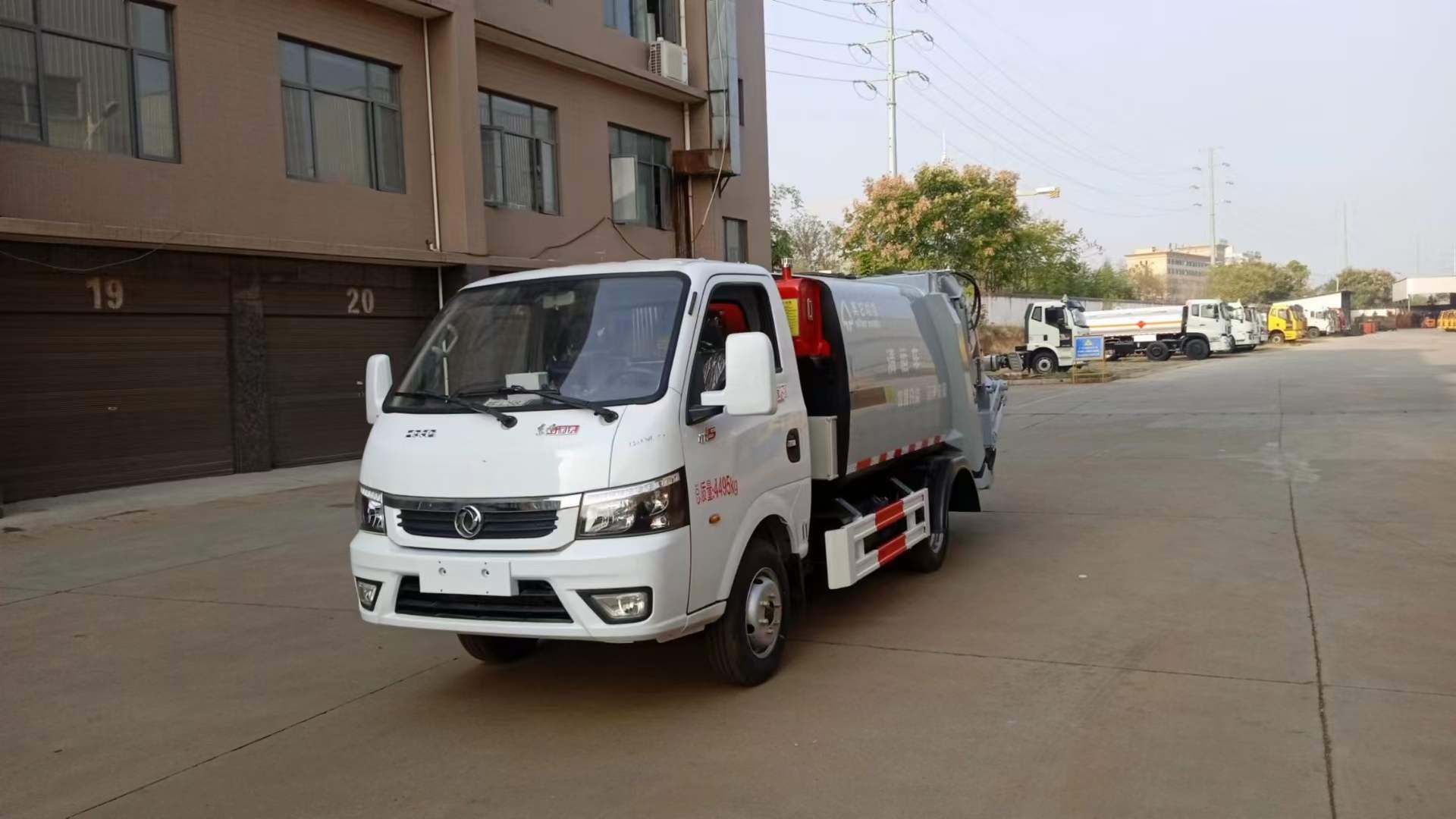 能上京牌的东风途逸国六后装压缩式垃圾车