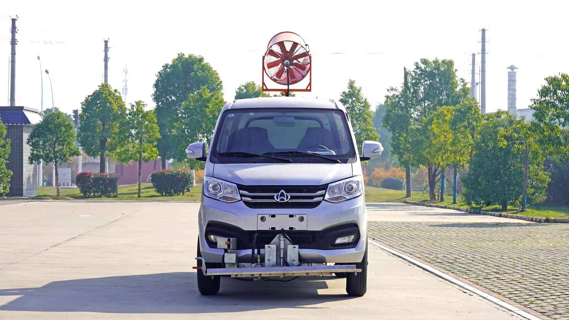 长安路面养护车 顶部带小型雾炮
