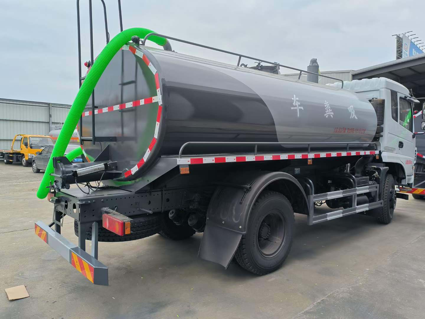 东风商用车5台吸粪车整装待发