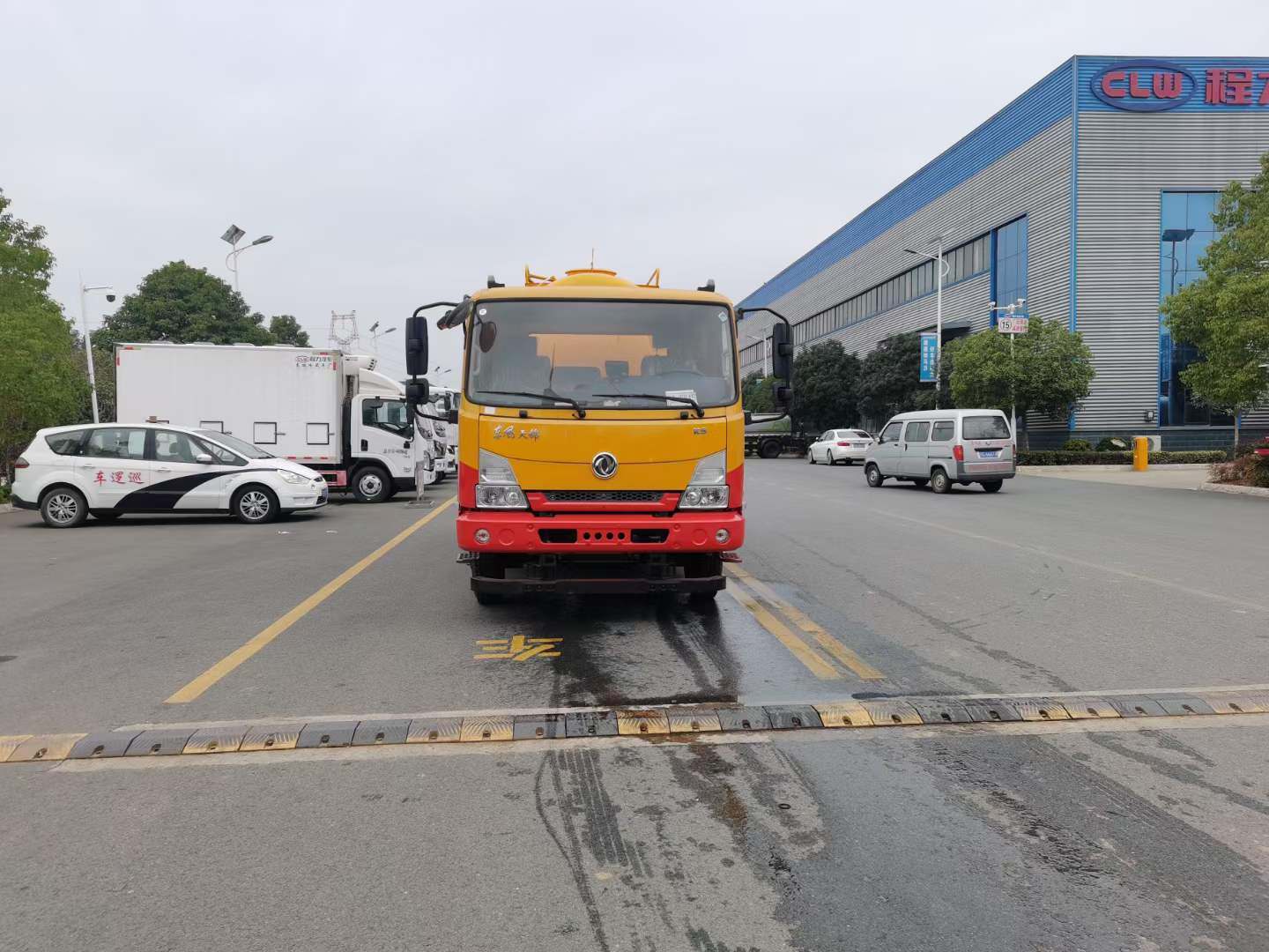 12方一体罐清洗吸污两用车价格 