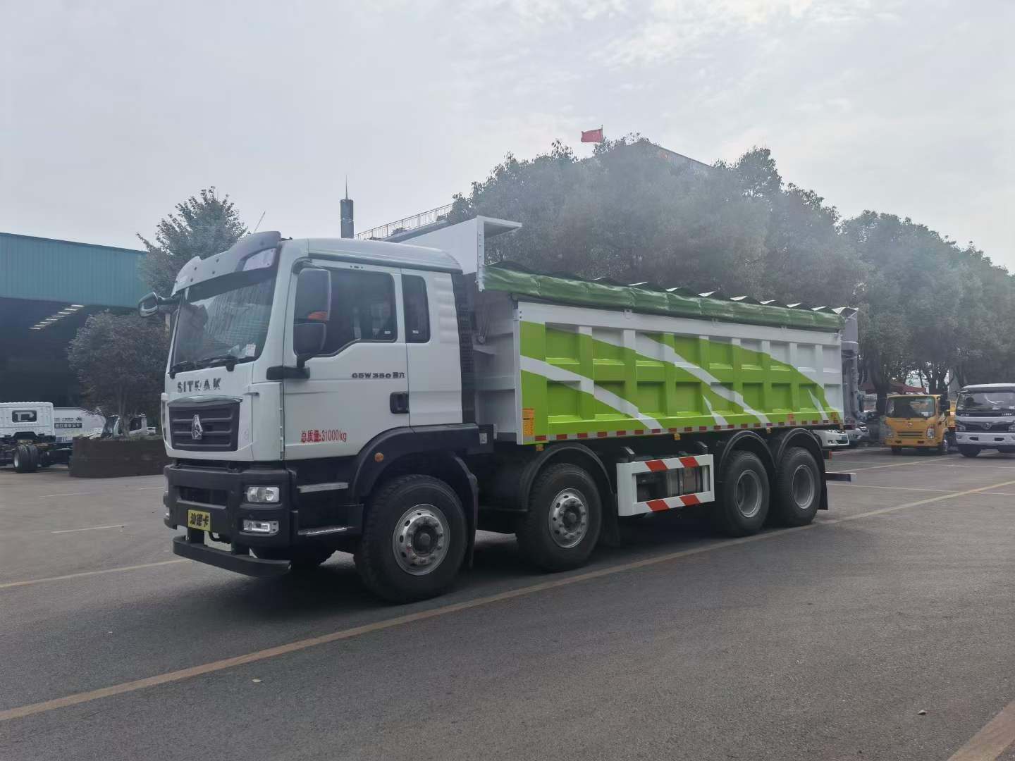 重汽汕德卡前四后八自卸式垃圾车多少钱？