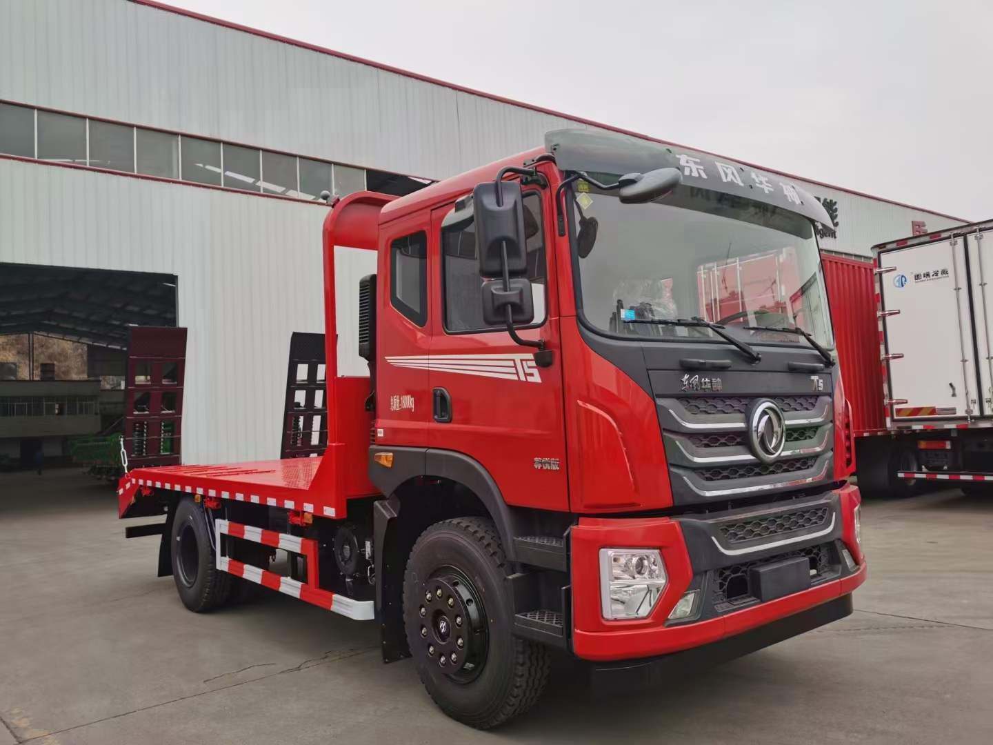 东风华神T5六缸平板运输车