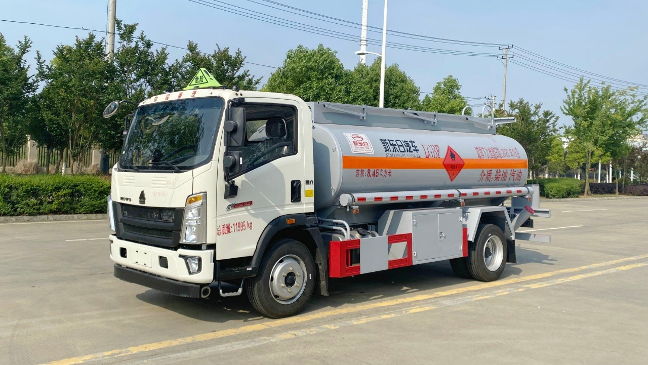 8吨油车选豪沃3800米加油车多少钱