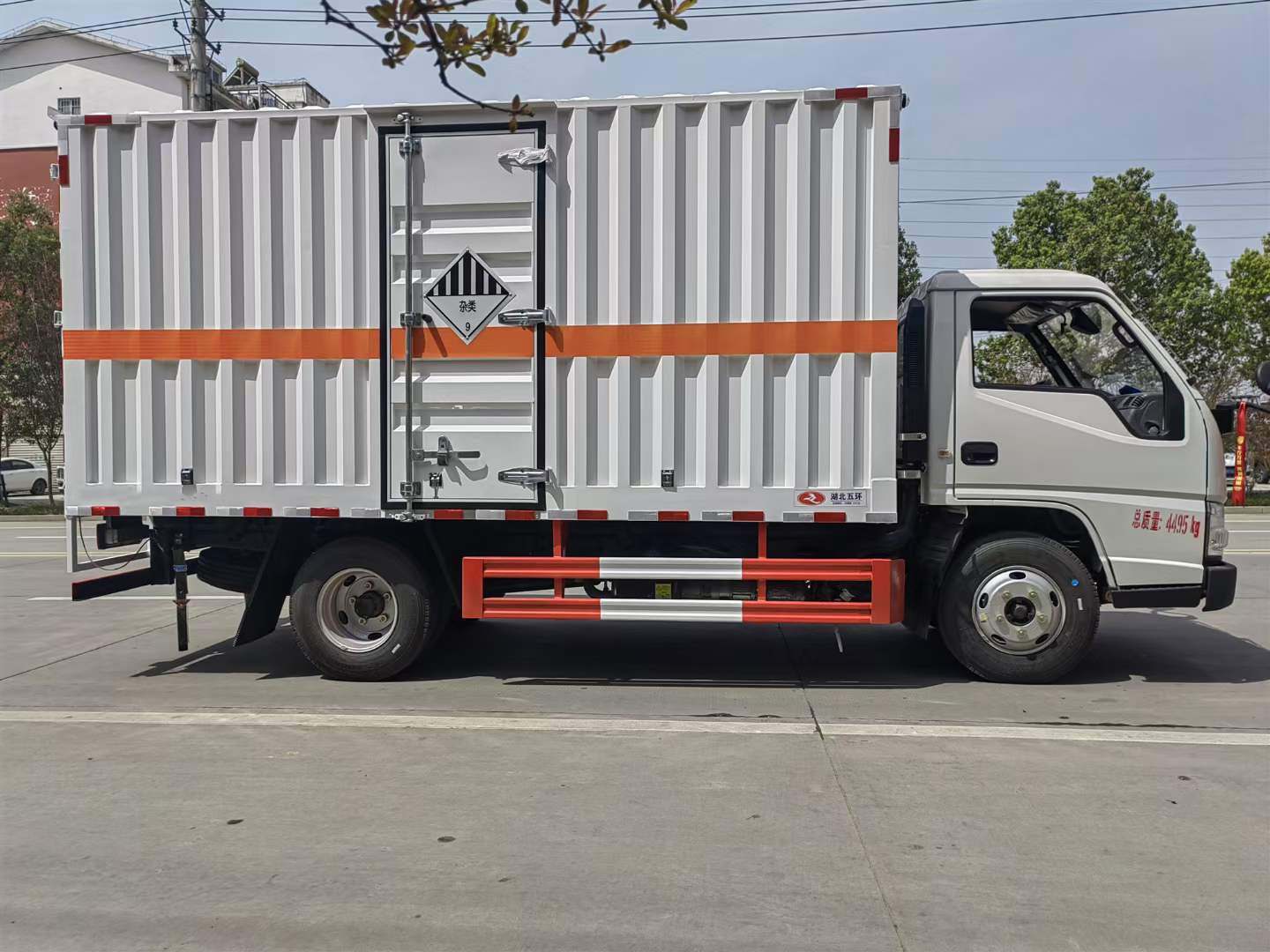 江铃顺达危险品厢式车，瓦楞式结构