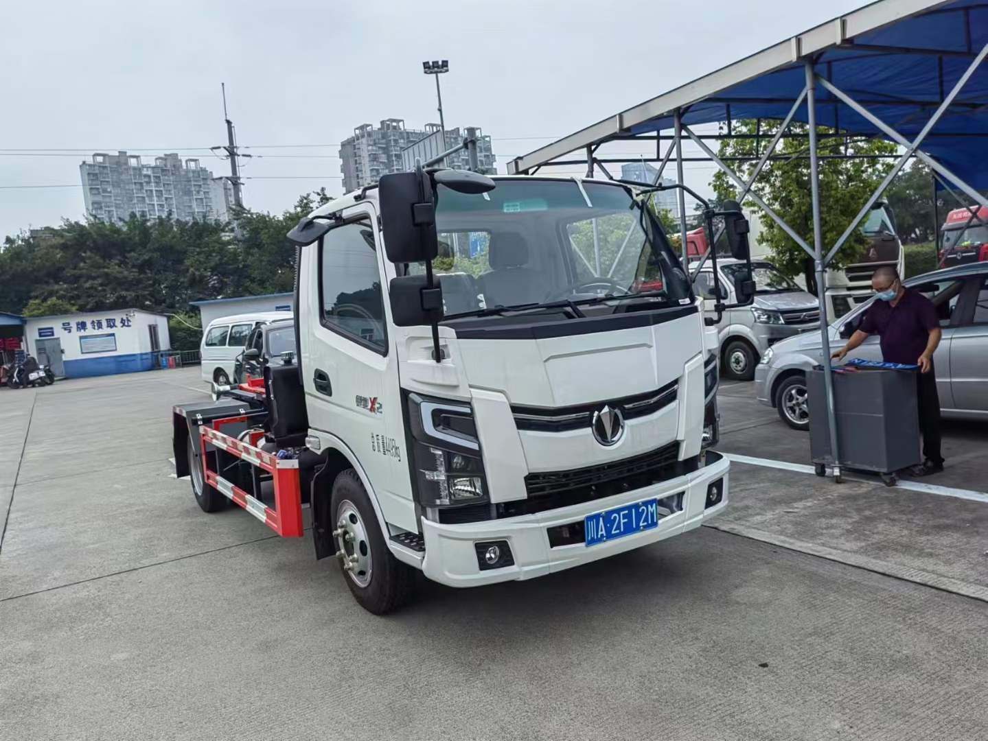 一款可以进地下室的勾臂车,可匹配5-7方垃圾箱，6方移动垃圾站