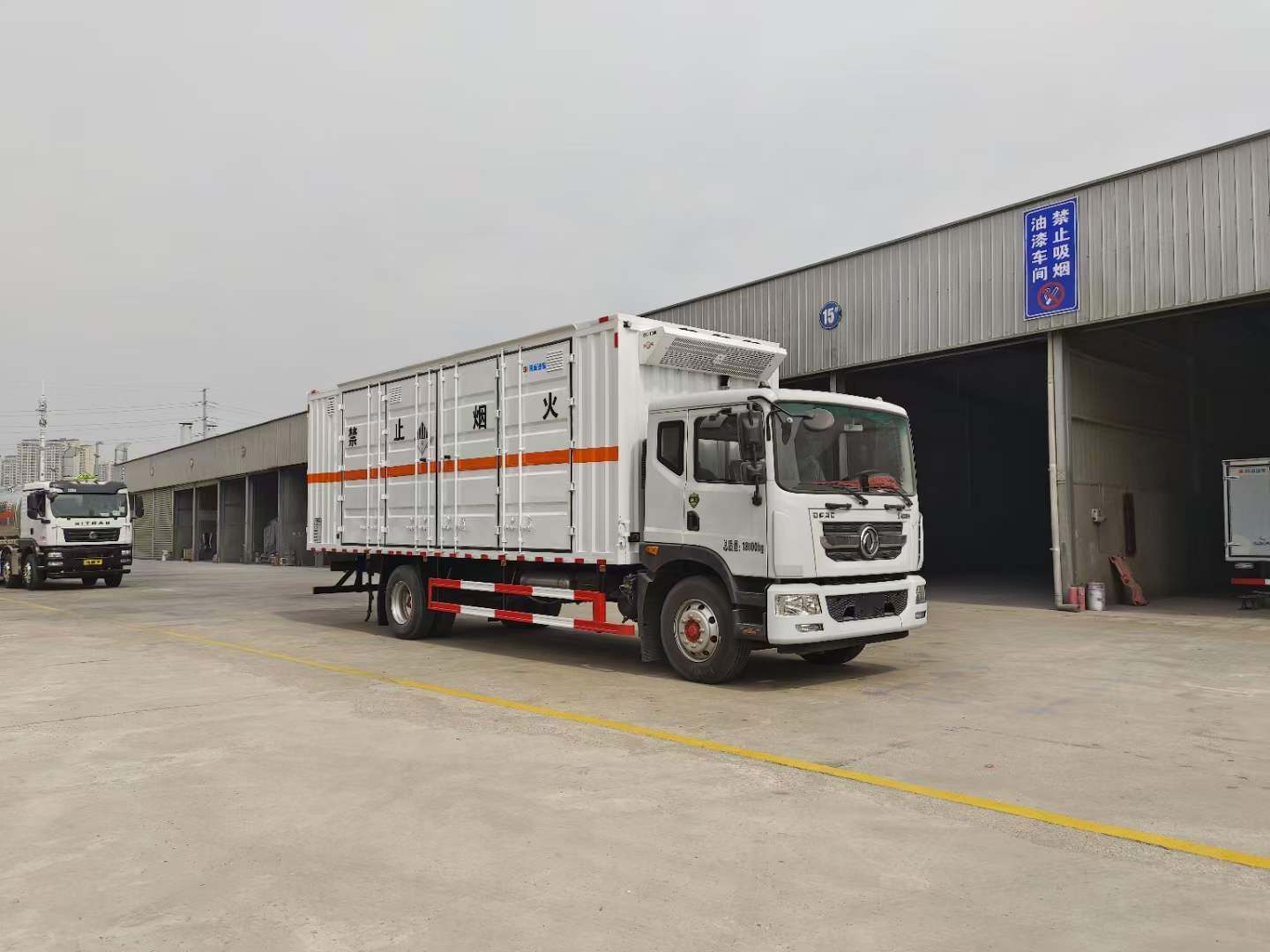 东风D9杂项危险物品厢式运输车价格