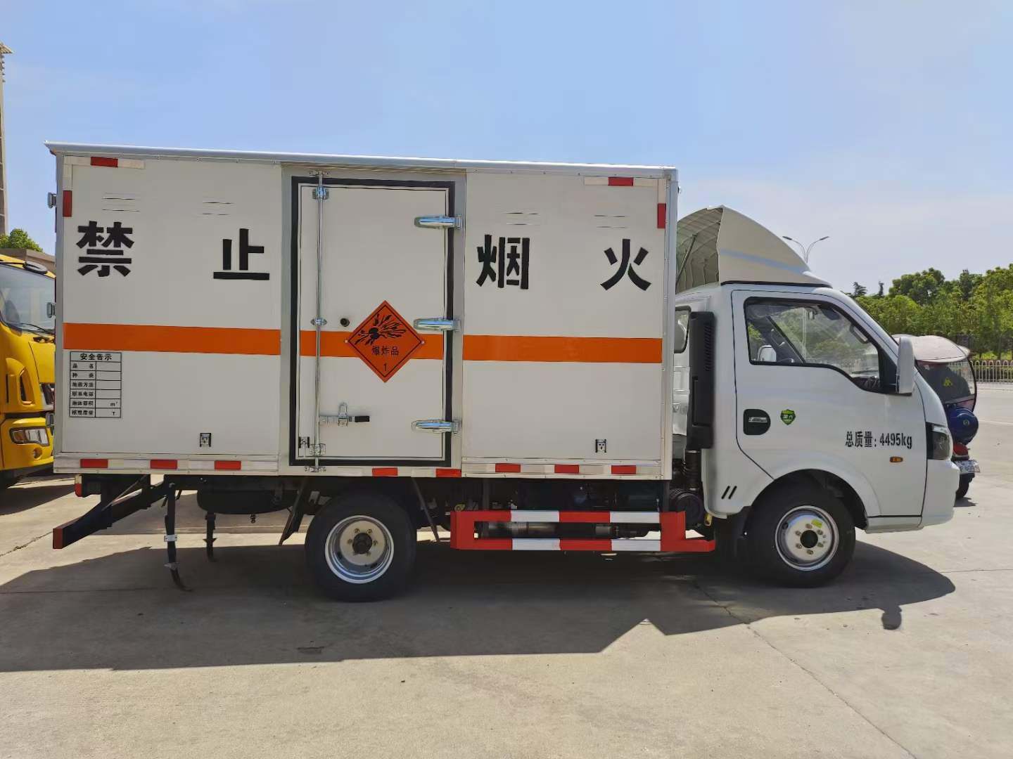 东风途逸爆破器材运输车多少钱