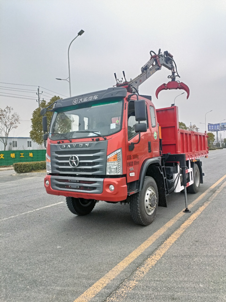 湖北大運四驅自缷抓鬥式垃圾車價格