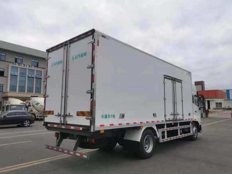 重汽豪沃V5冷藏车（6.8米货箱）厂家直销