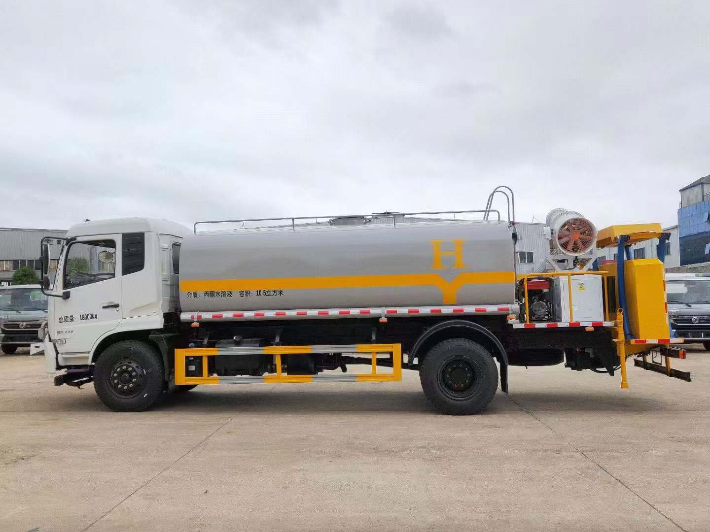 东风天锦洒水防撞车  一车多用型