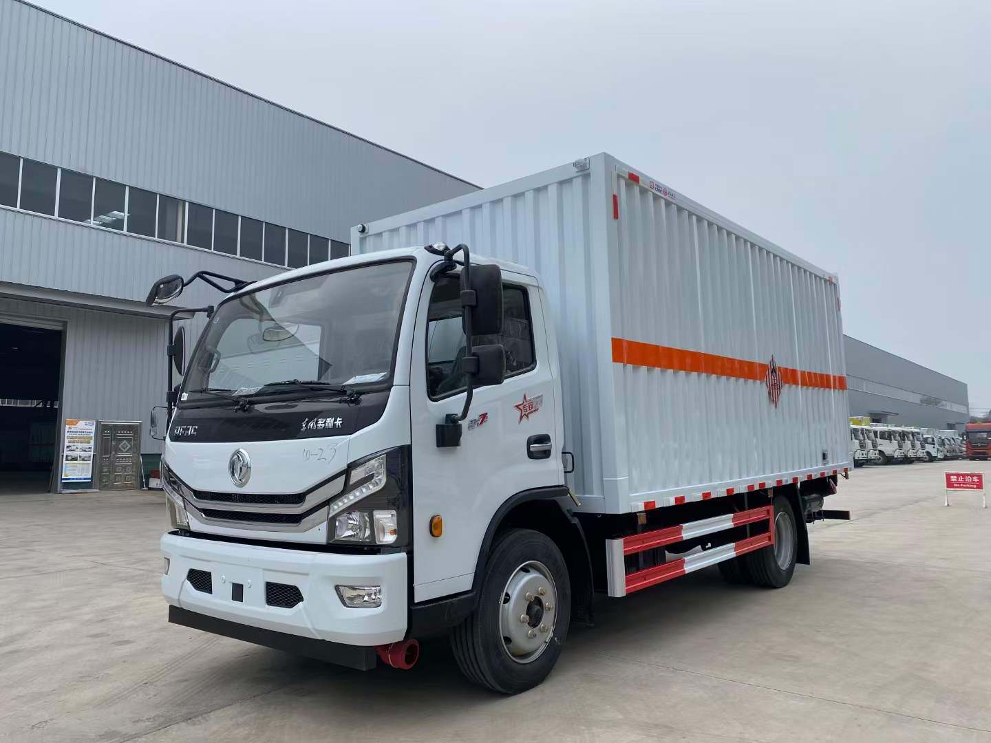 东风多利卡D74类易燃固体厢式运输车