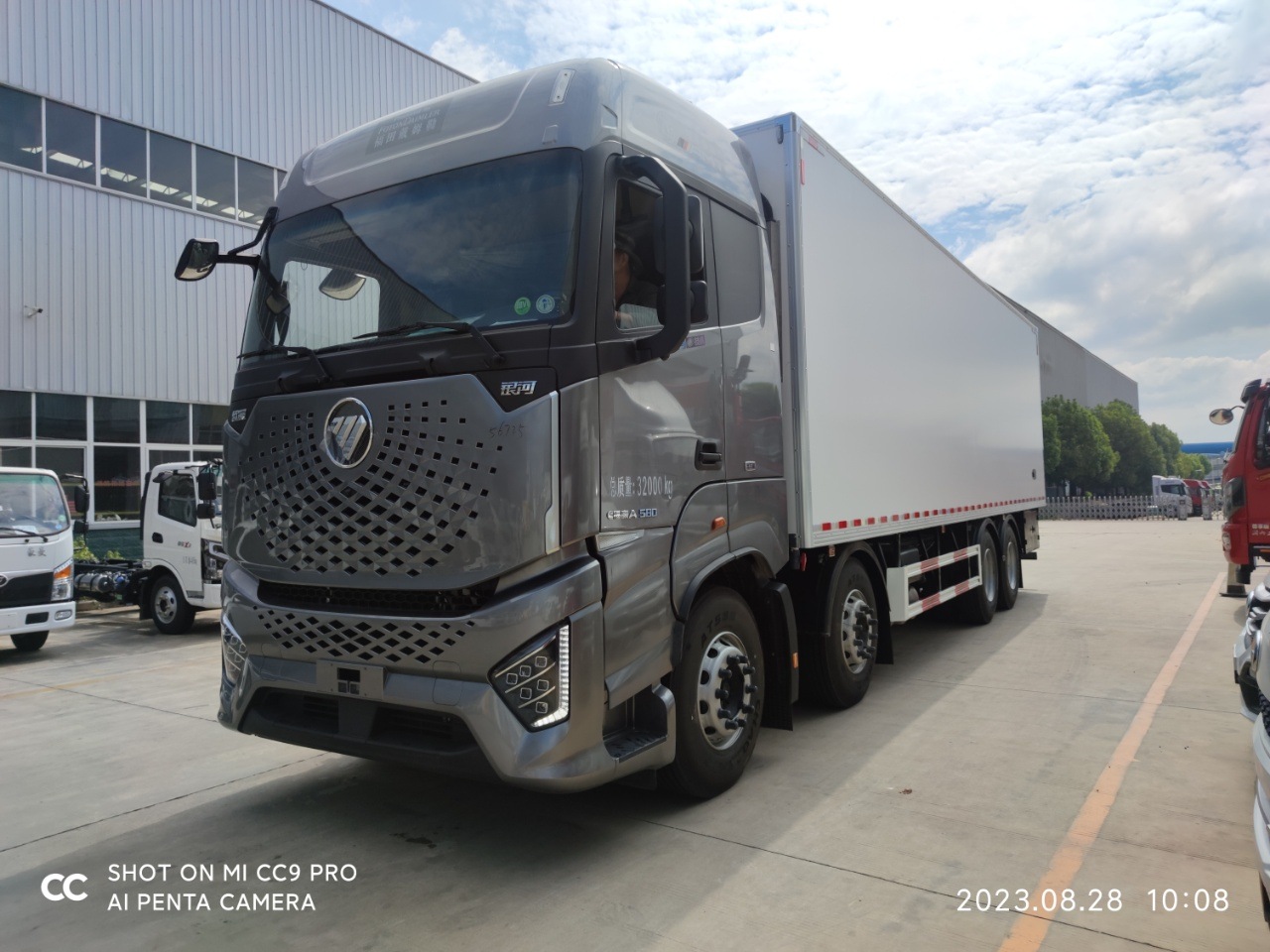 欧曼银河冷藏车 高顶双卧 次世代设计 奢华与科技结合