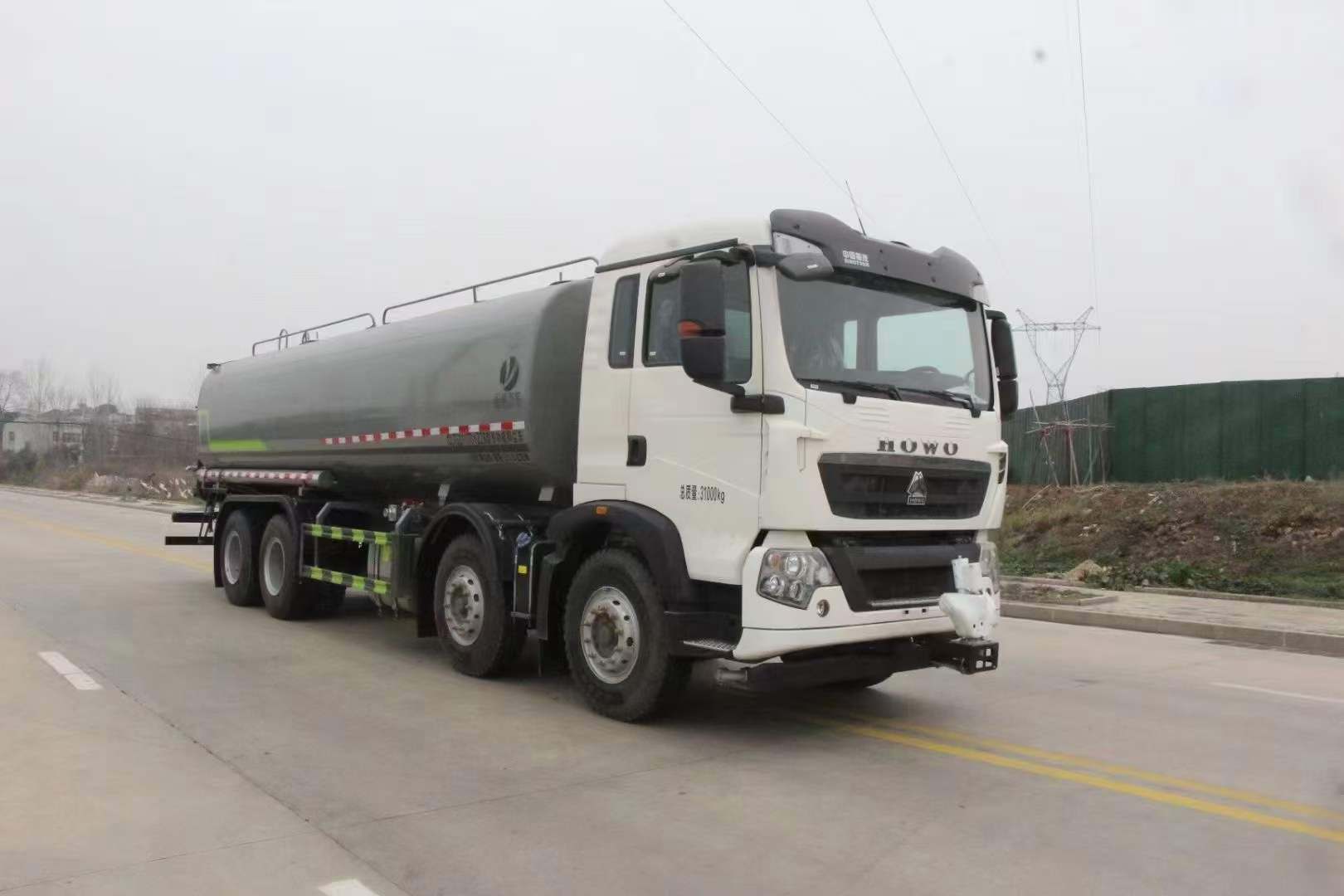 重汽豪沃TX前四后八洒水车 28方超大容量洒水车