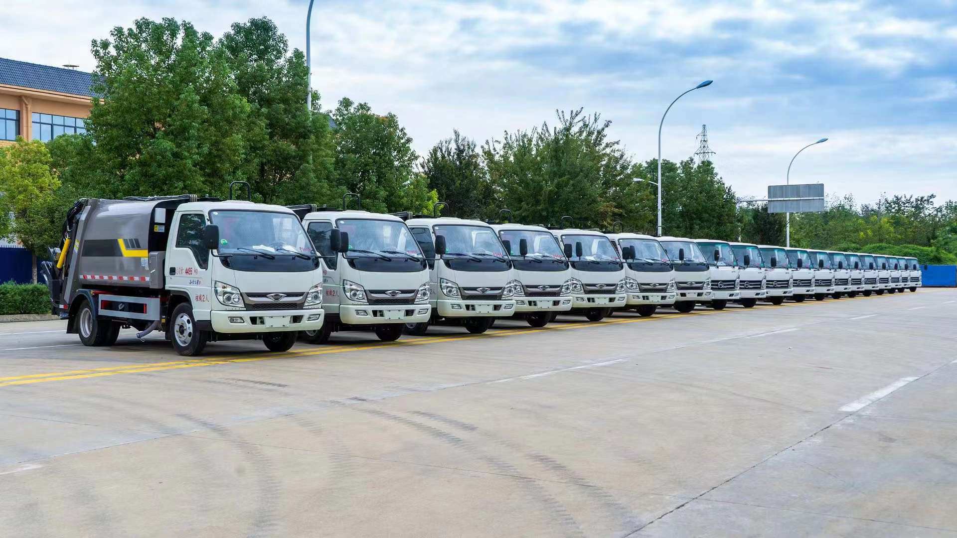 内蒙古呼和浩特市19台压缩垃圾车+勾臂垃圾车和整个中转站压缩箱设备完美交付