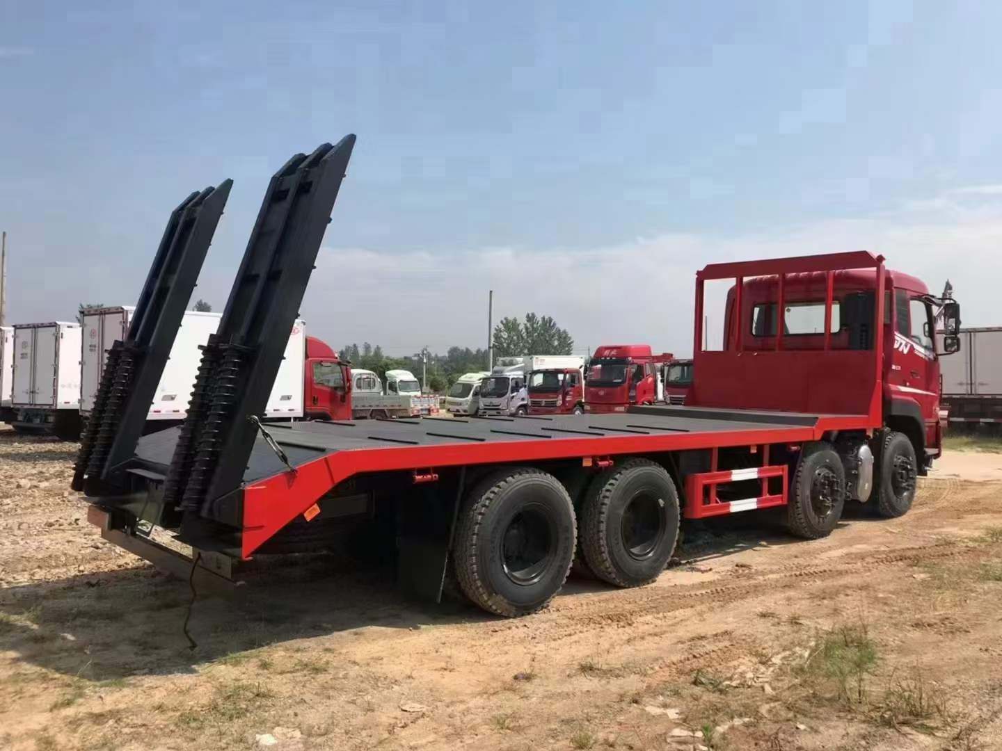 ​特价，东风D7V前四后八平板拖车，适合拉36吨以下挖机！
