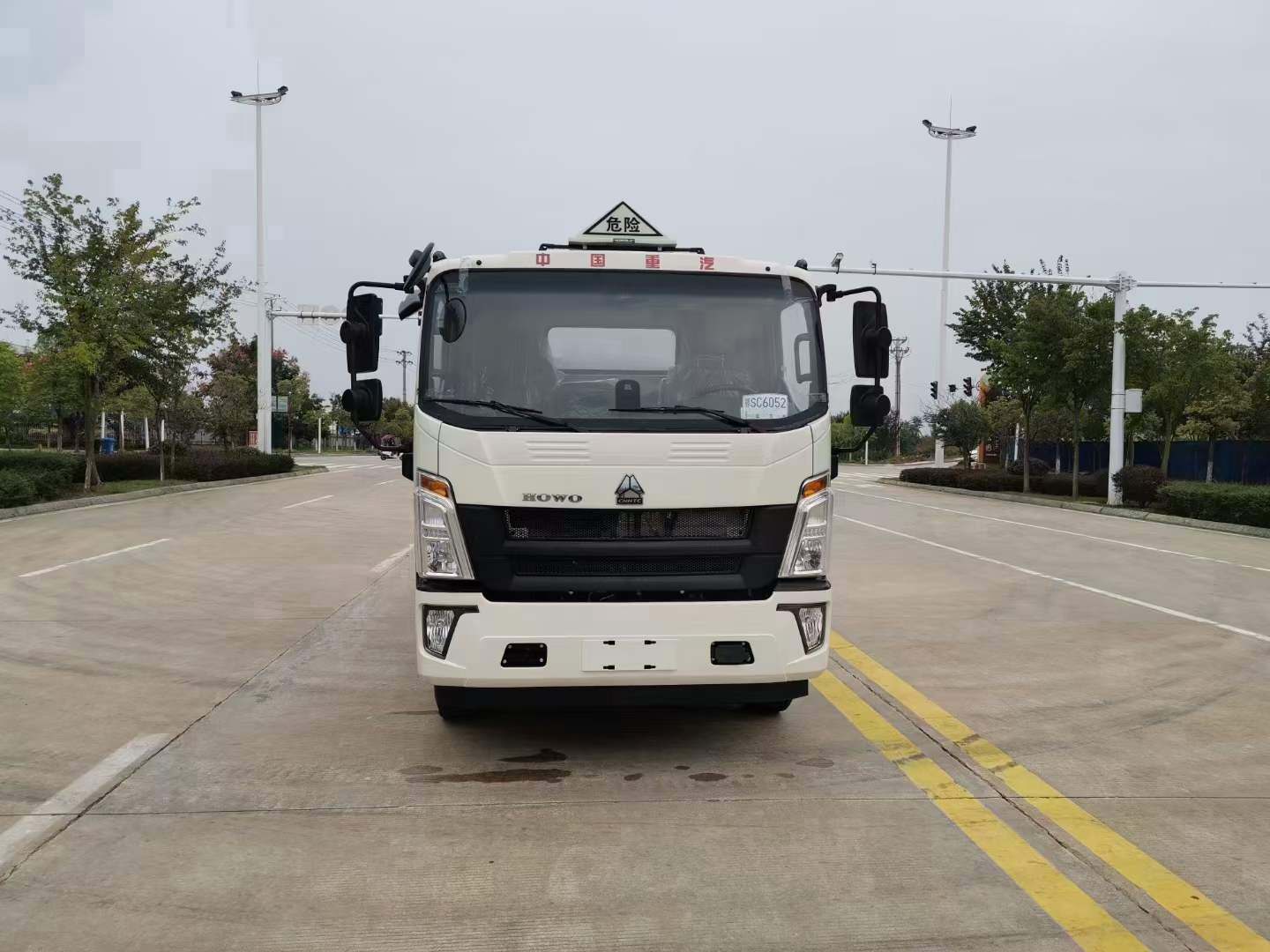 8吨重汽HOWO加油车7吨油车