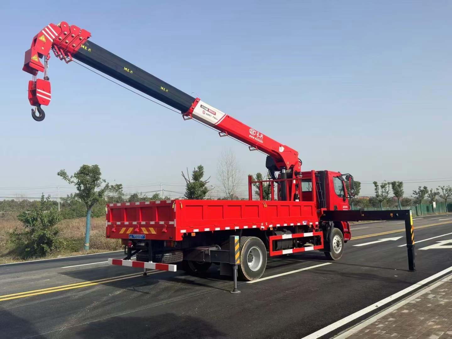 乘龙M3国六长兴至尊版10吨5节臂随车吊多少钱