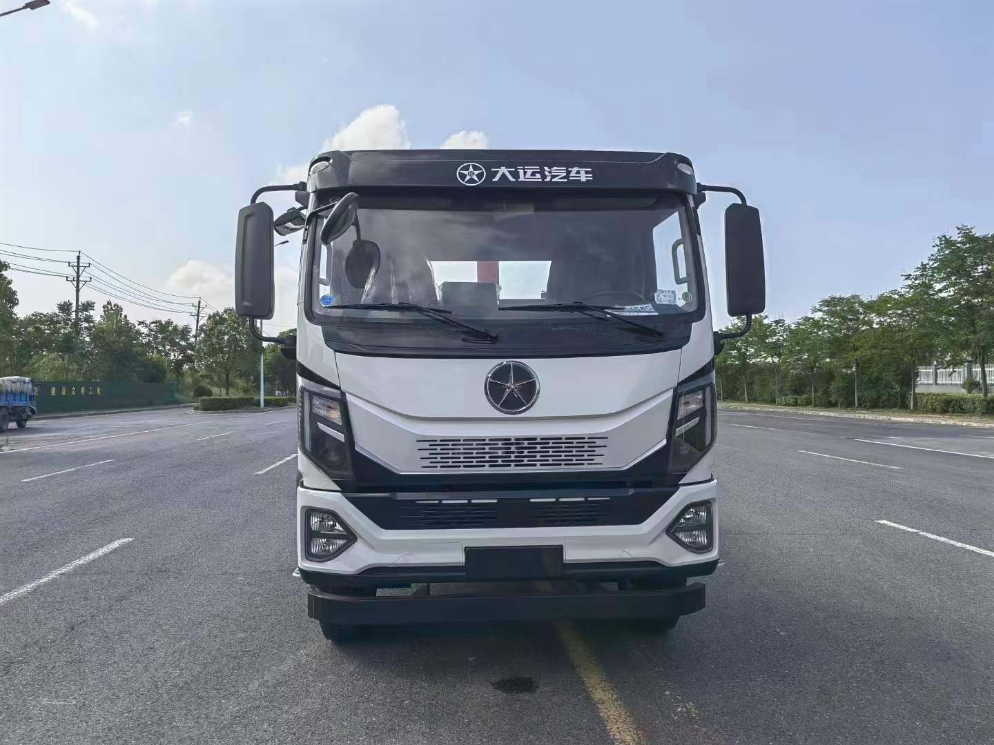 湖北大运勾臂式建筑垃圾车（总质量18T）价格