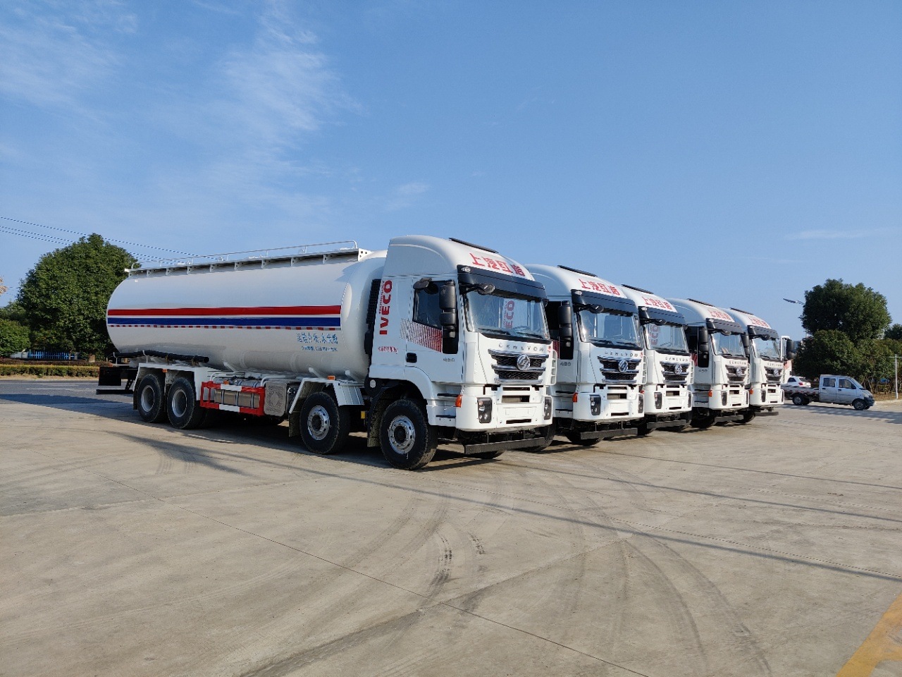 40方红岩杰狮散装水泥车  大马力大容积
