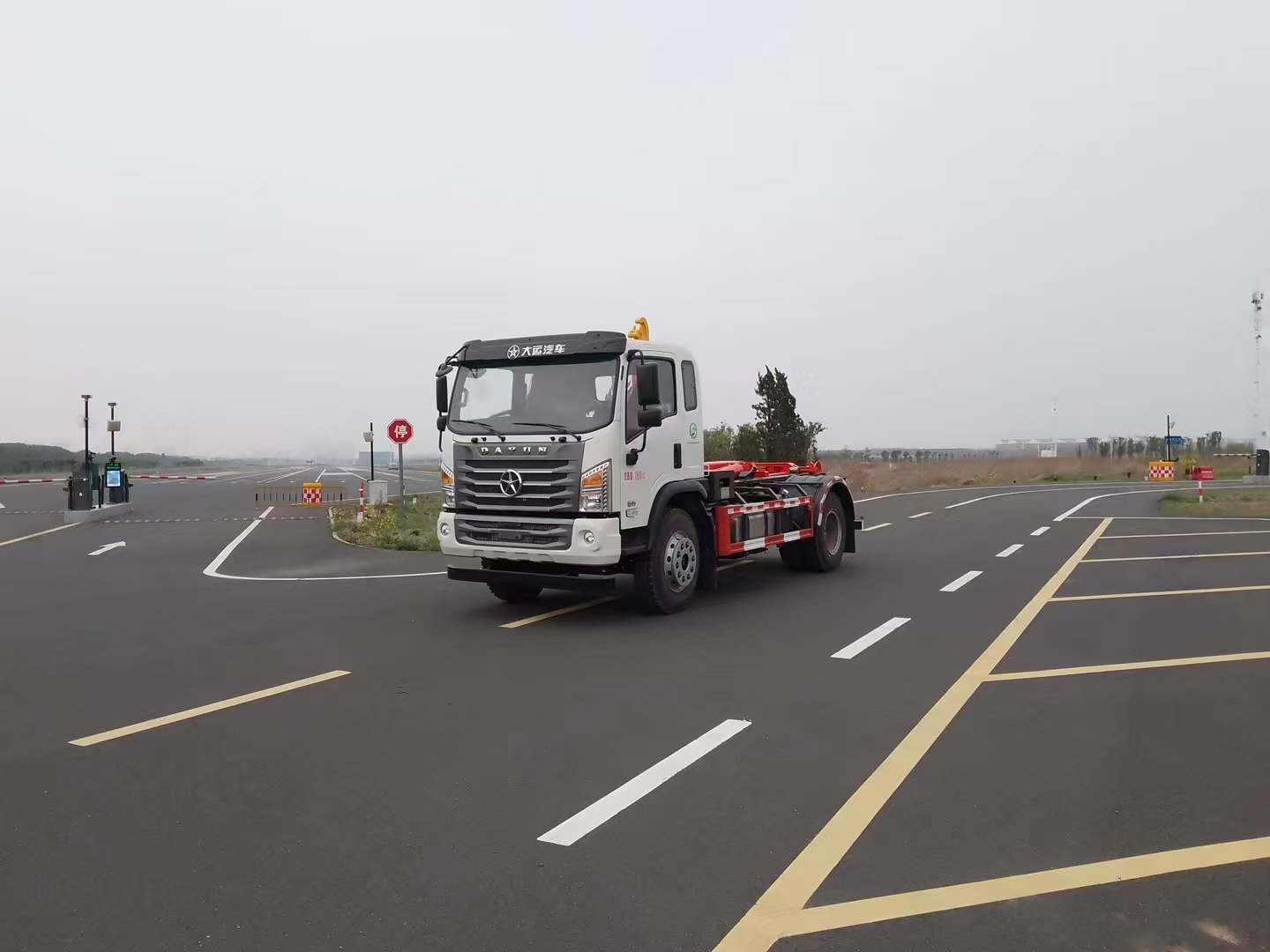 湖北大运勾臂式建筑垃圾车（总质量18T)价格