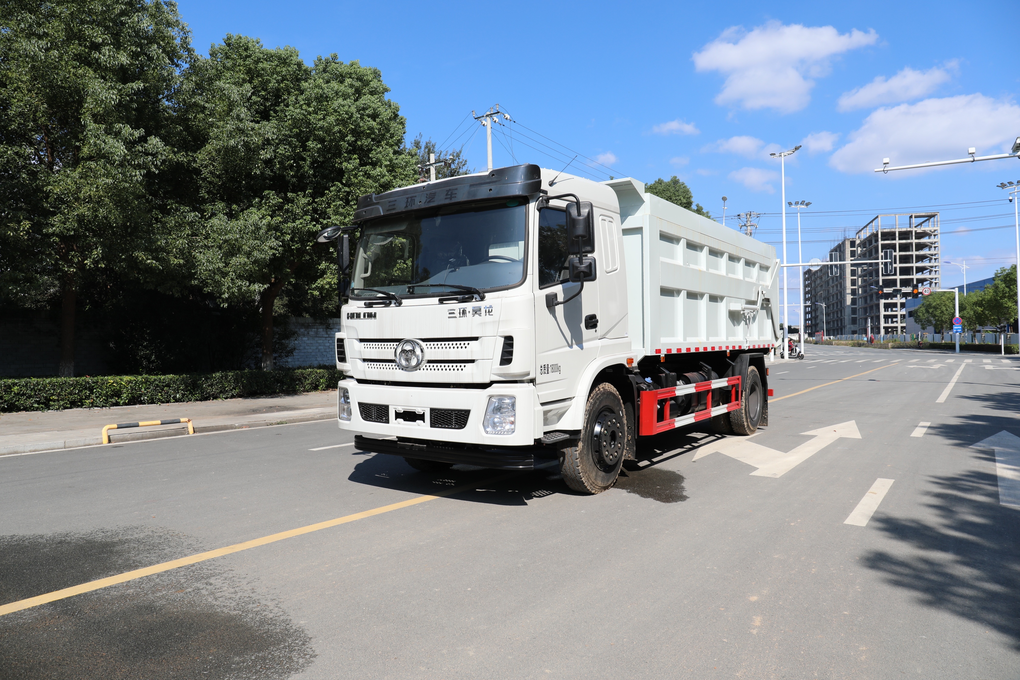三环昊龙4700mm轴距厢式垃圾车多少钱？