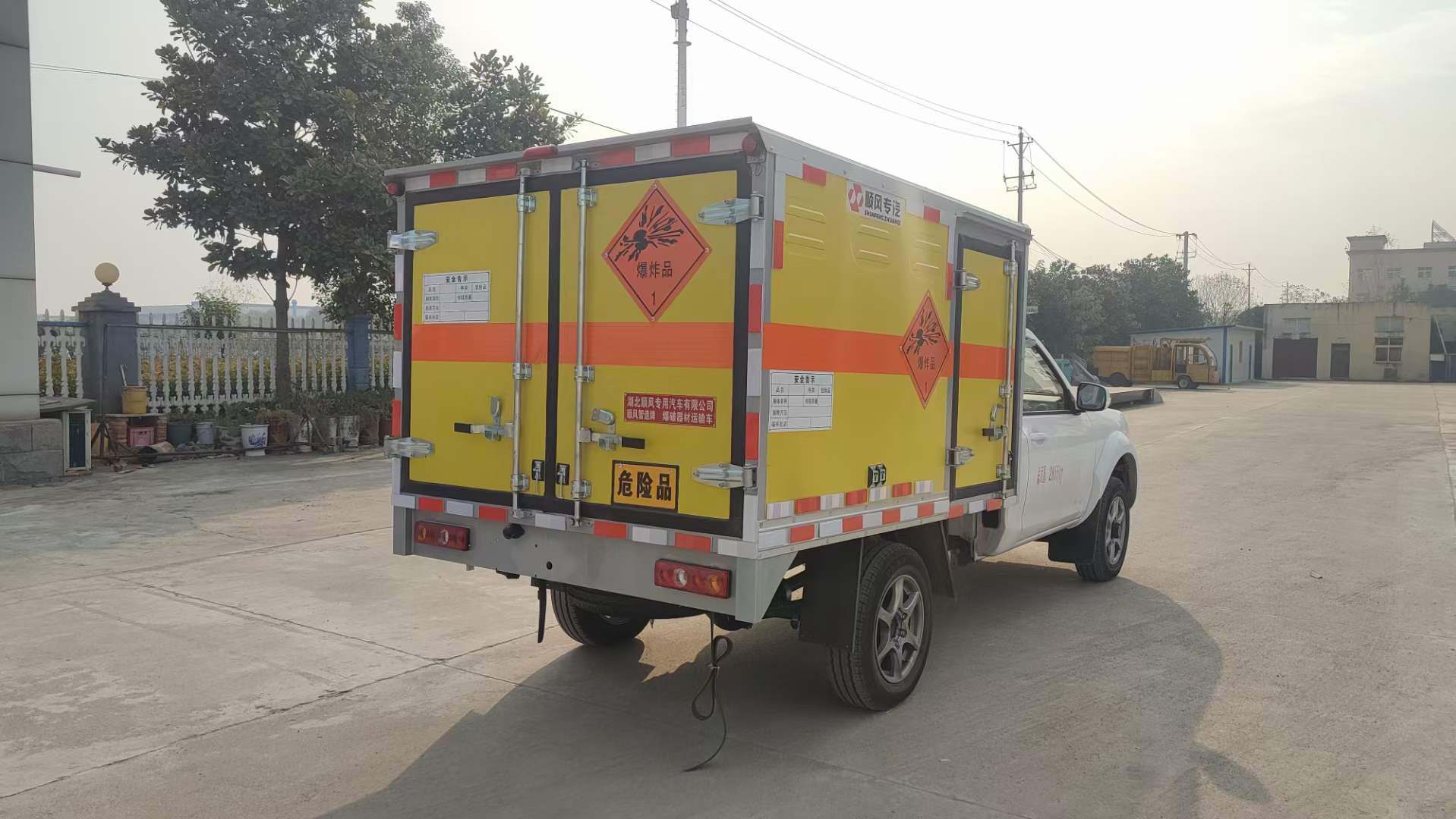 东风日产皮卡爆破器材运输车多少钱