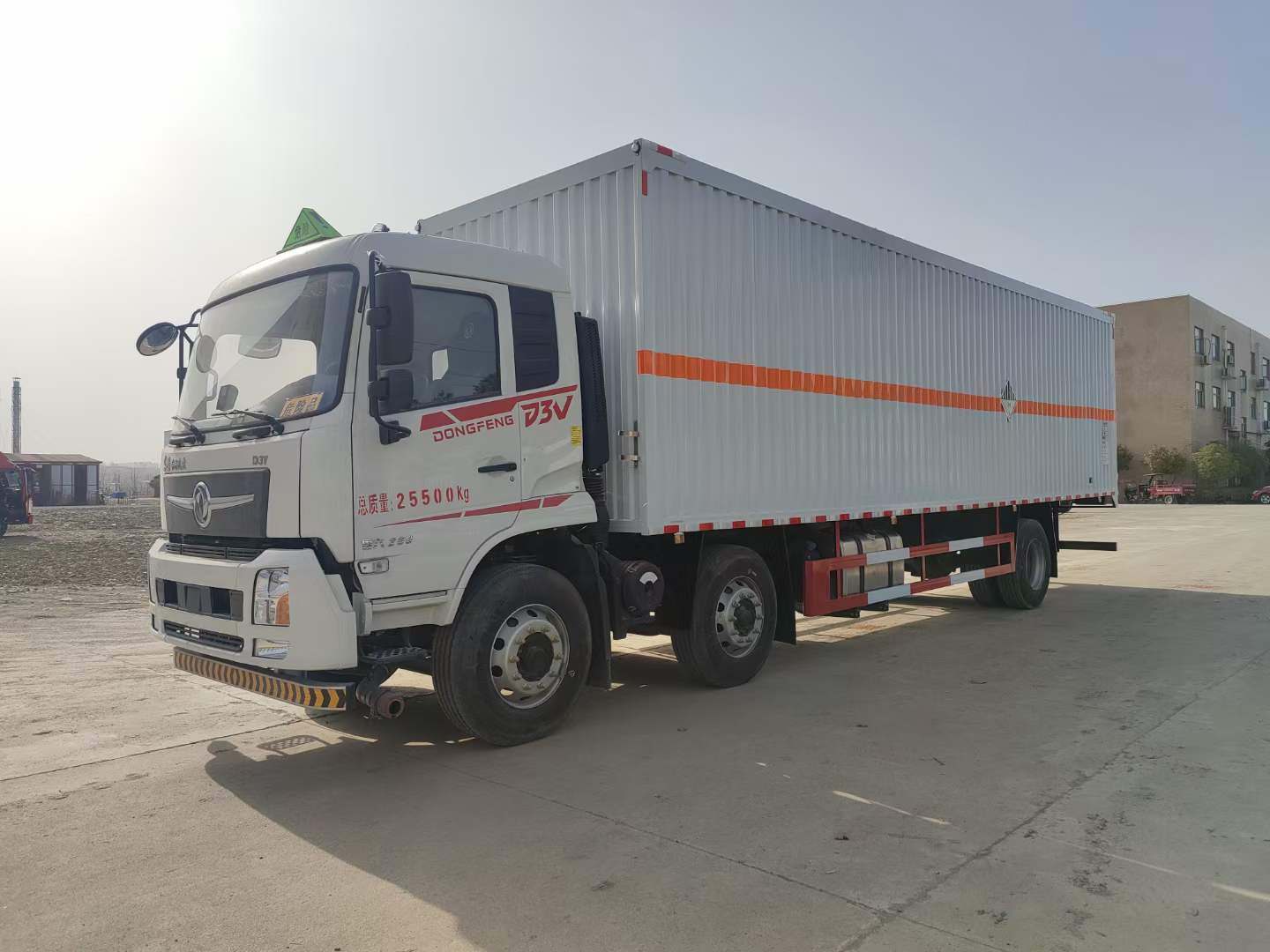 ​东风D3V（小三轴）危险品厢式运输车价格