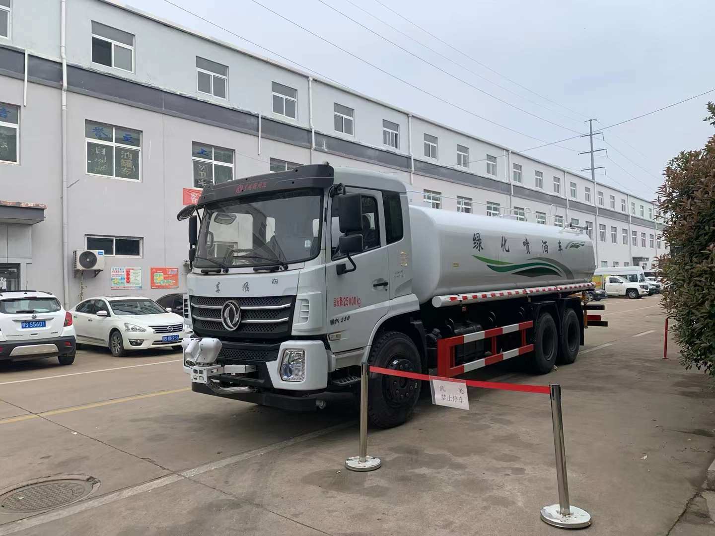 东风后双桥20方洒水车带前电动炮，性价比超高