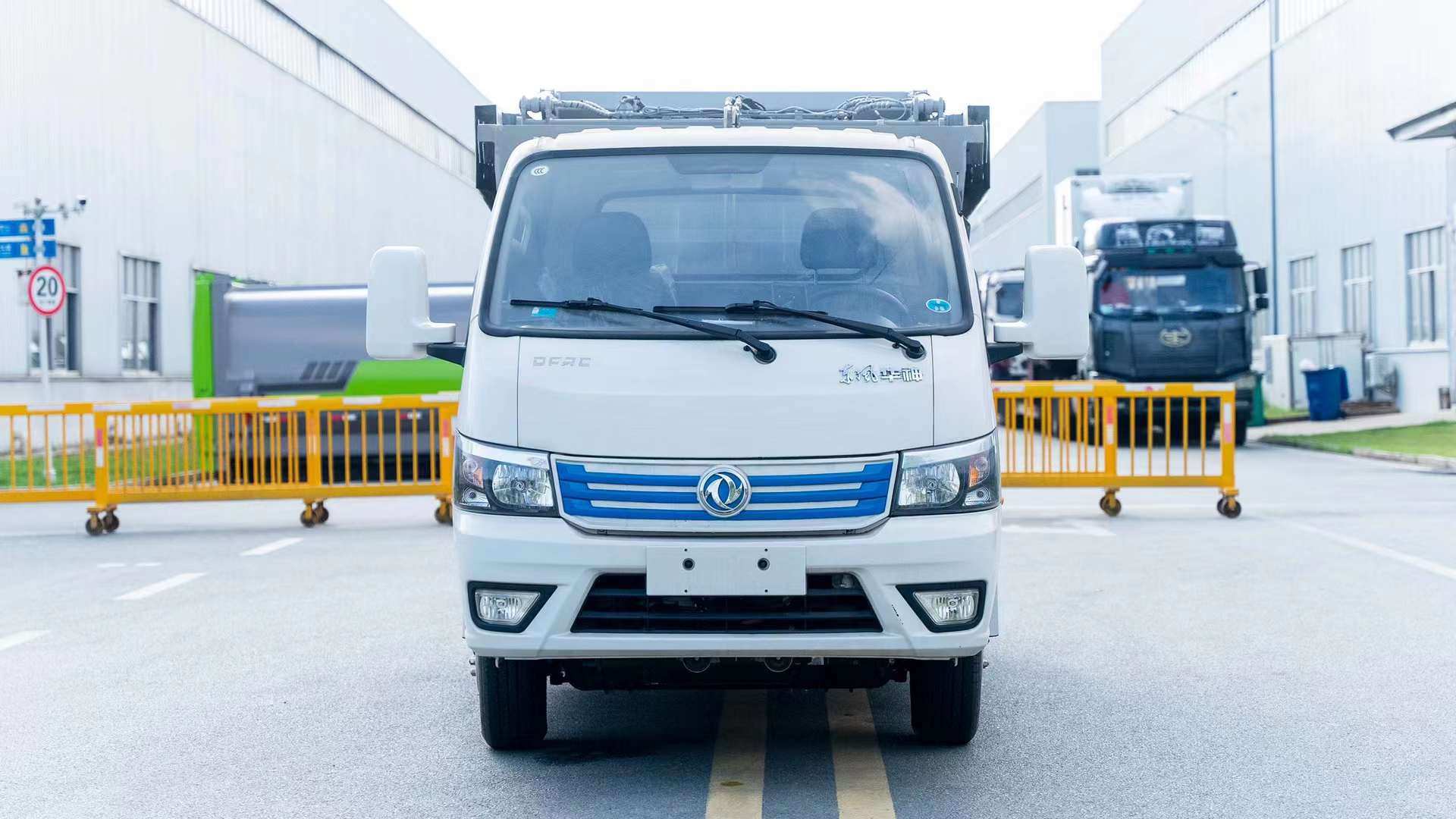 新能源、新趋势，即日起来厂订新能源车型上装质保两年，来厂订新能源车型即送精美伴手礼一份