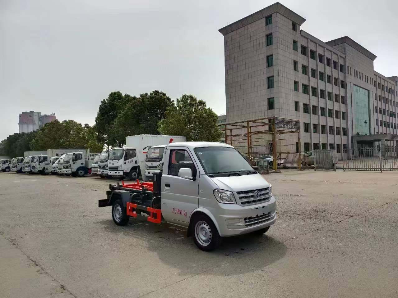 最便宜的上户勾臂垃圾车，东风小康(后单轮）钩臂垃圾车价格