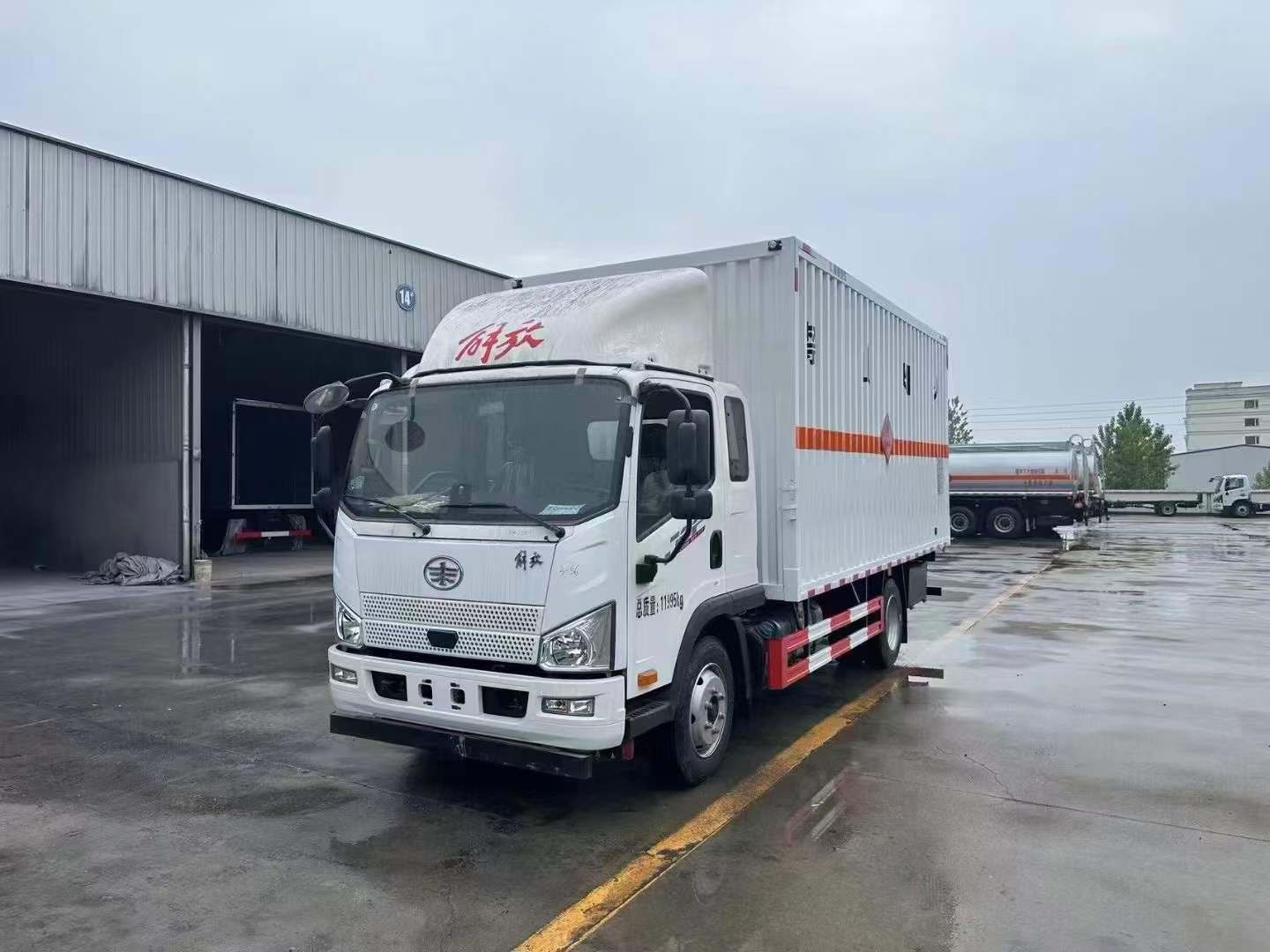 ​解放J6F易燃液体厢式车价格