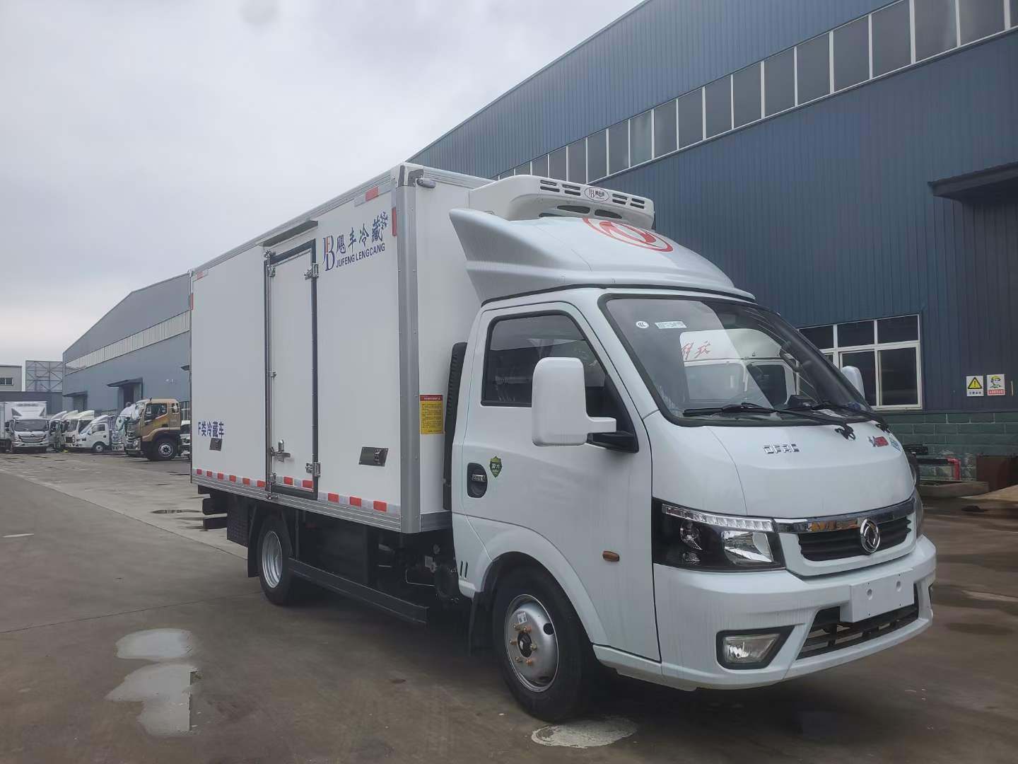 3.7米——东风途逸天然气3.7米冷藏车