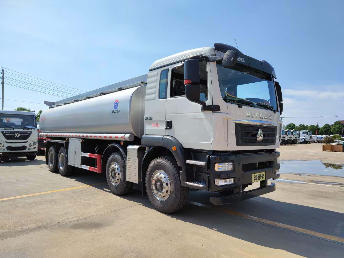 重汽汕德卡前四后八普通液体运输车、供液车价格