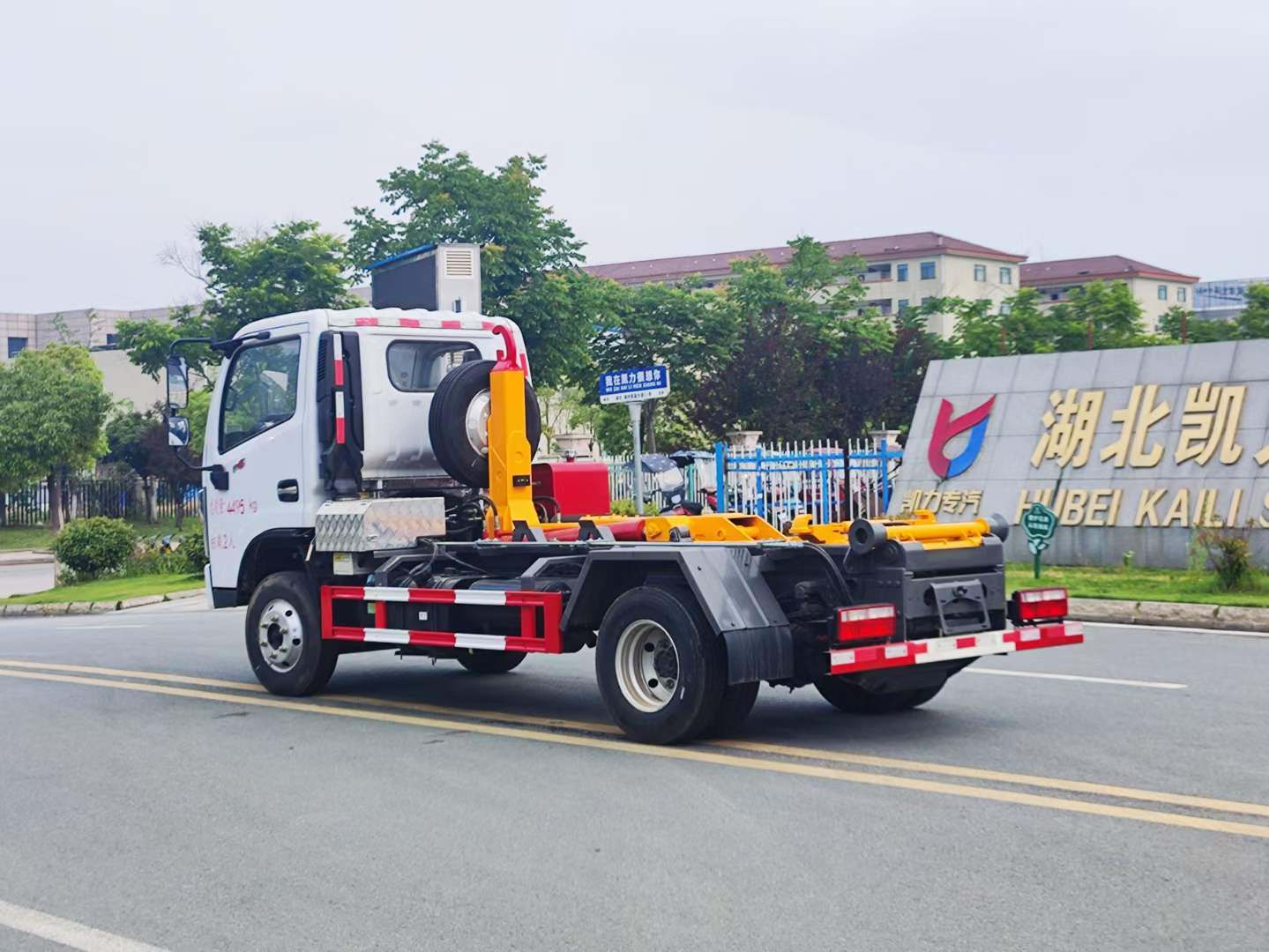 东风小福瑞卡套臂垃圾车限辆特价来啦