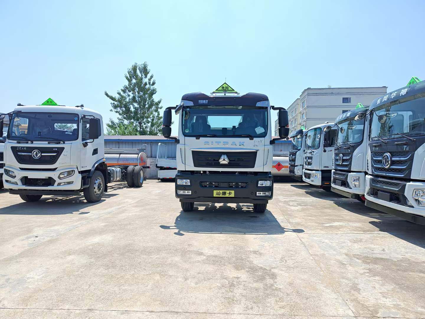 重汽汕德卡单桥油罐车:公告（汽、柴油，大、小方量）、环保、燃油齐全