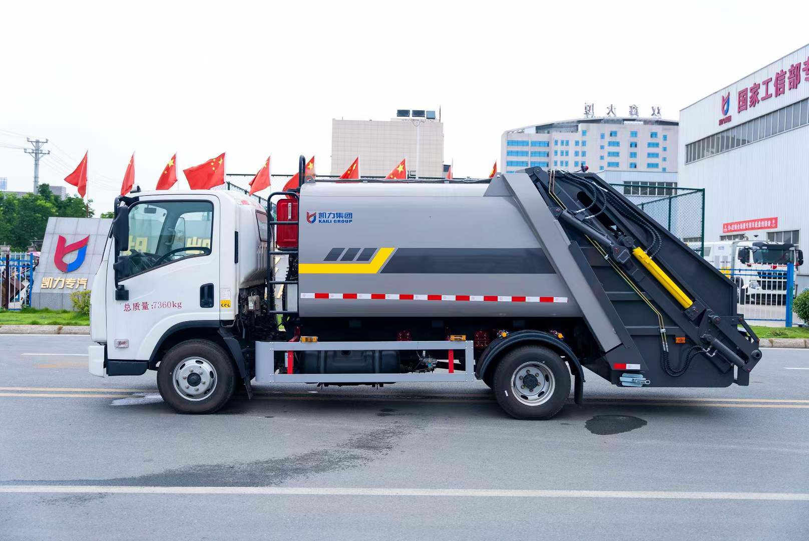 东风柳汽L2，7方压缩垃圾车特价来袭