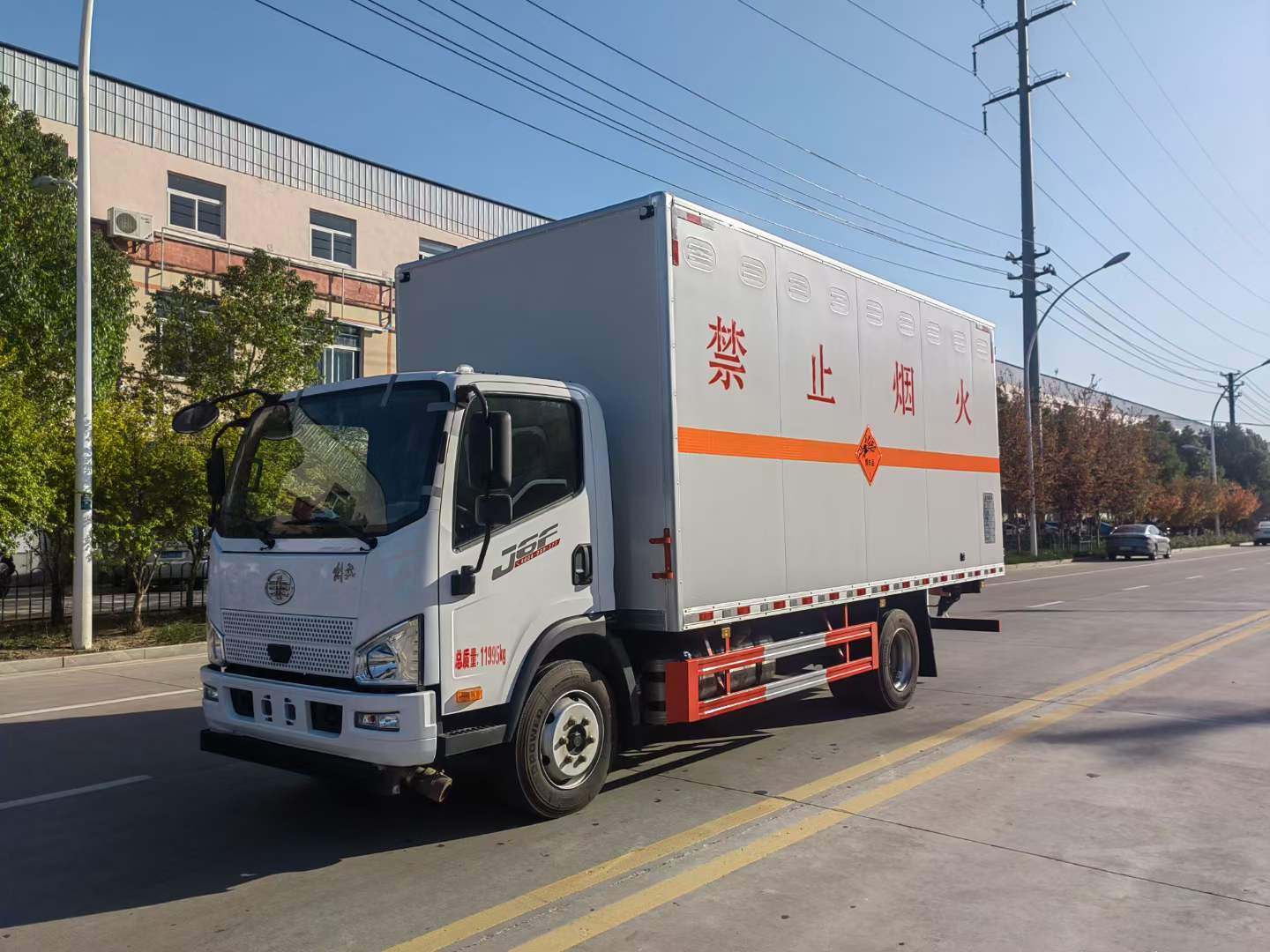 解放5.5米危险品厢式运输车多少钱
