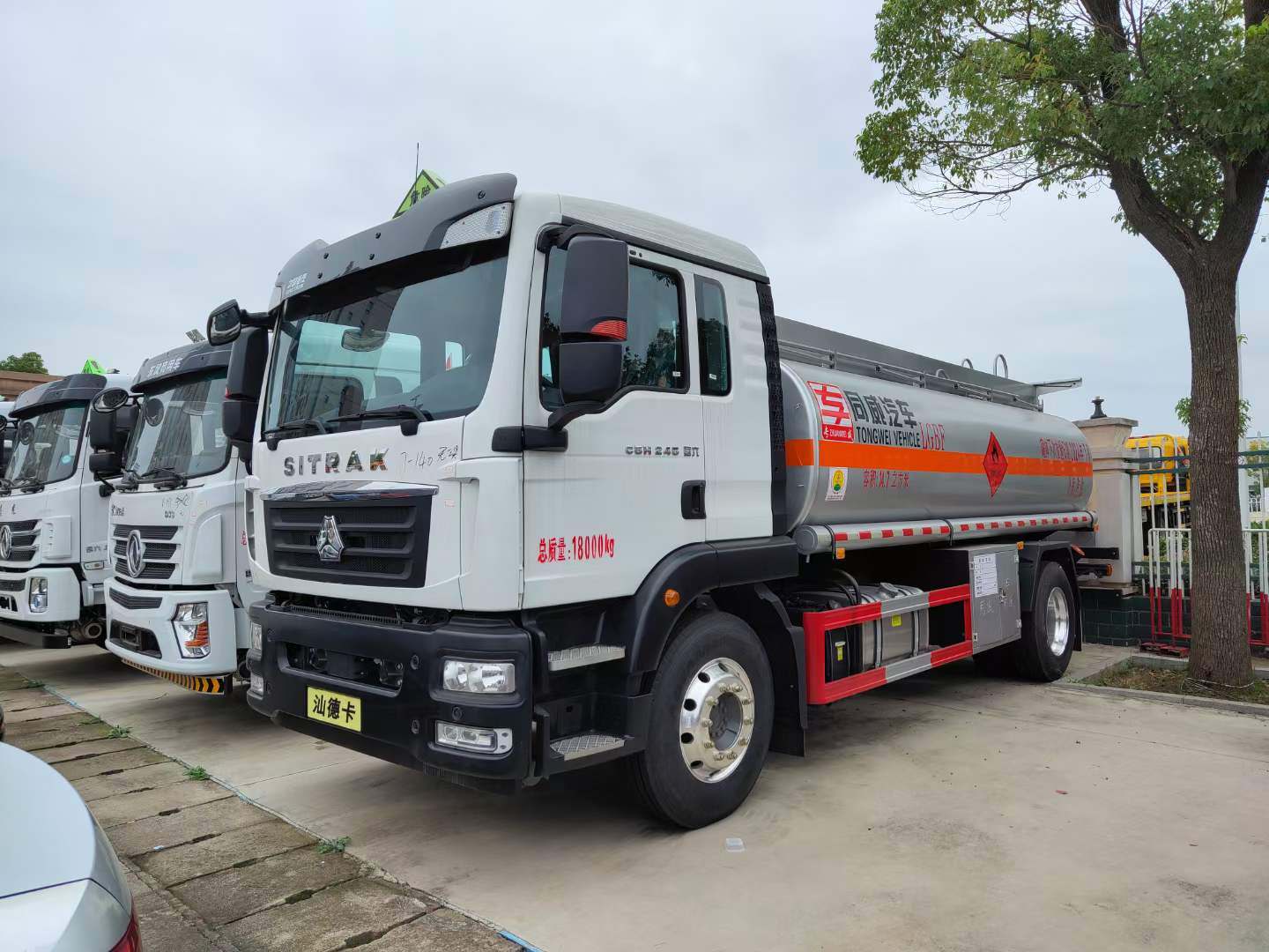 重汽汕德卡单桥油罐车:公告（汽、柴油，大、小方量）、环保、燃油齐全